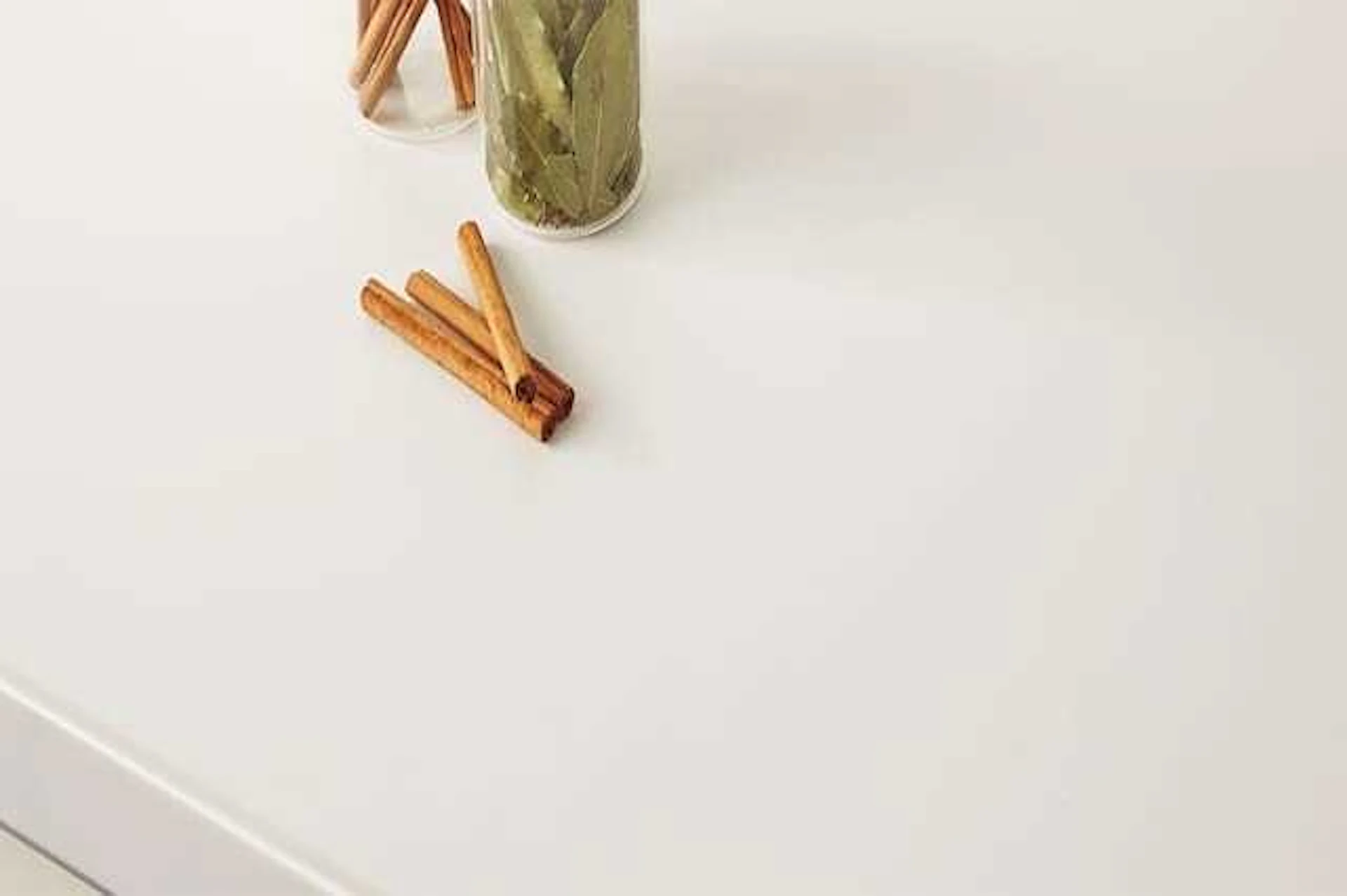 キッチンの上にシナモンとハーブの入った瓶