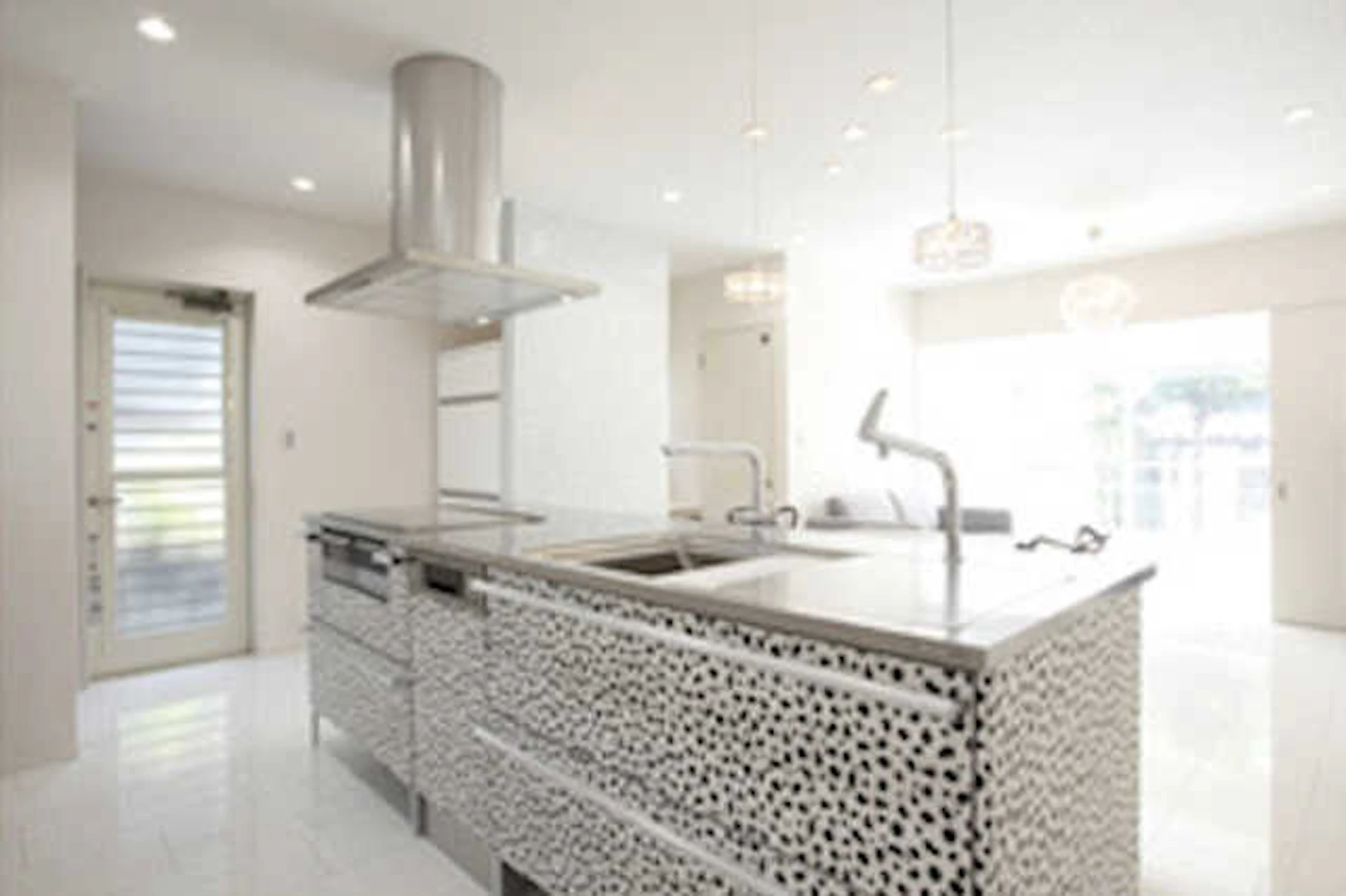 事例5 ダルメシアン柄のアイランド型キッチン