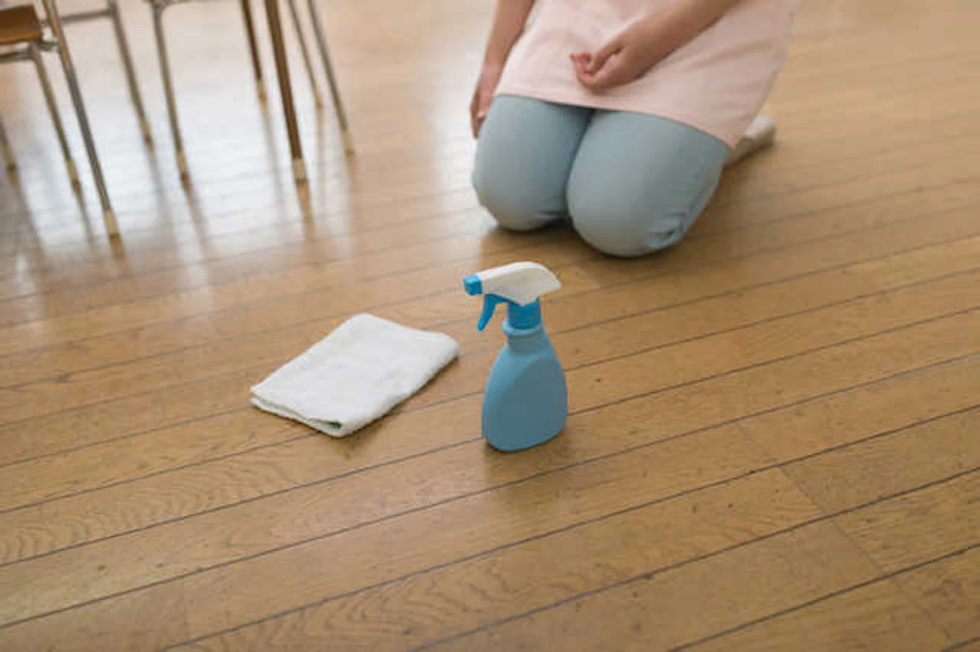 フローリングの床を拭く スプレーと雑巾