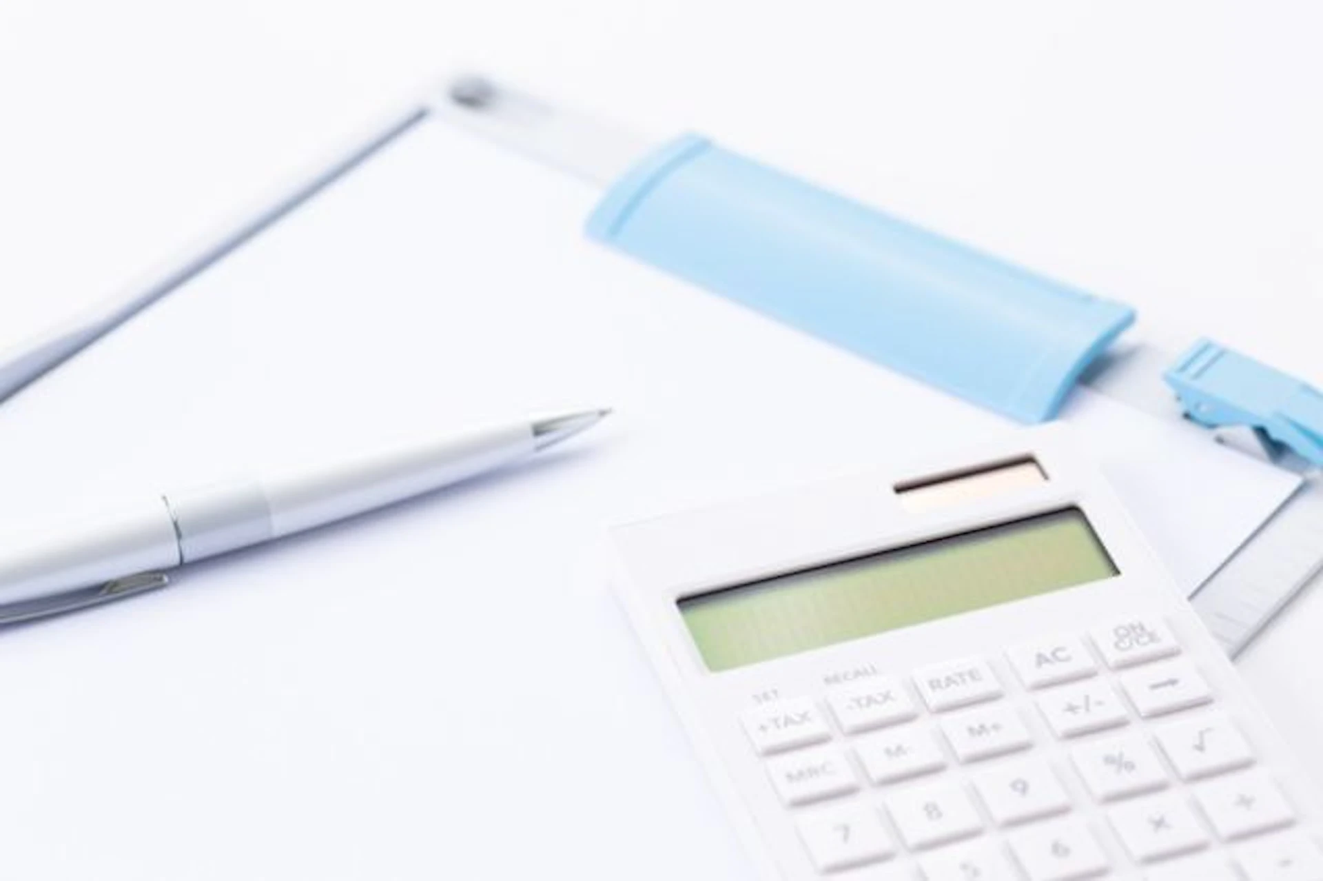 電卓とバインダー