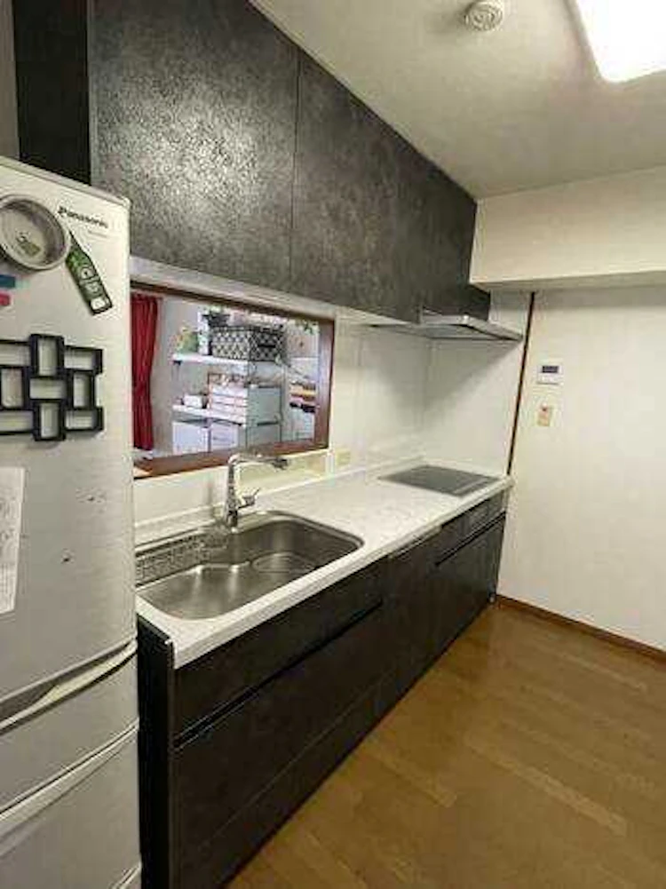 事例6：扉の色を変更しておしゃれな空間に