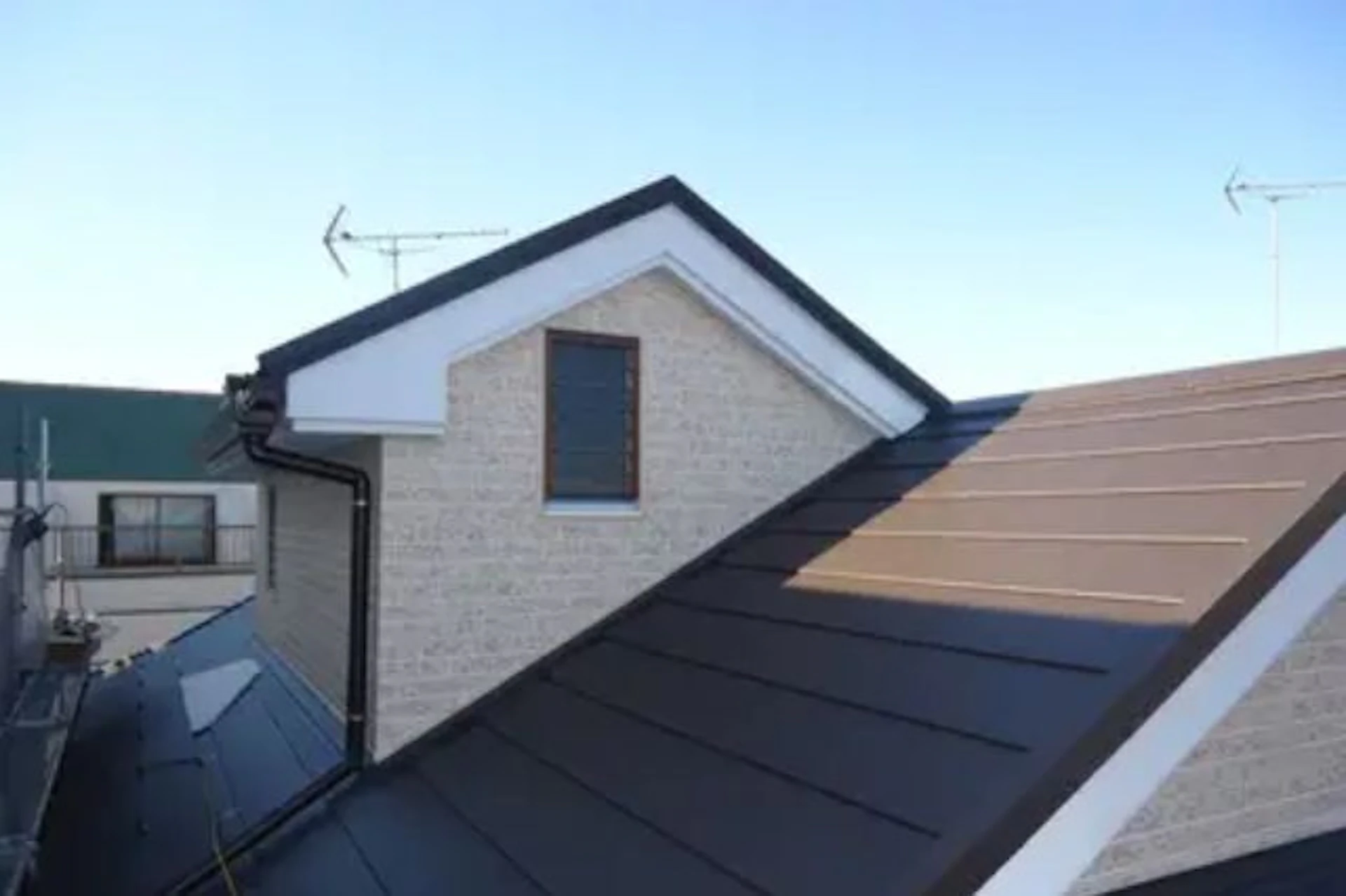 外壁・屋根のリフォームにガルバリウム鋼板のカバー工法を施した事例