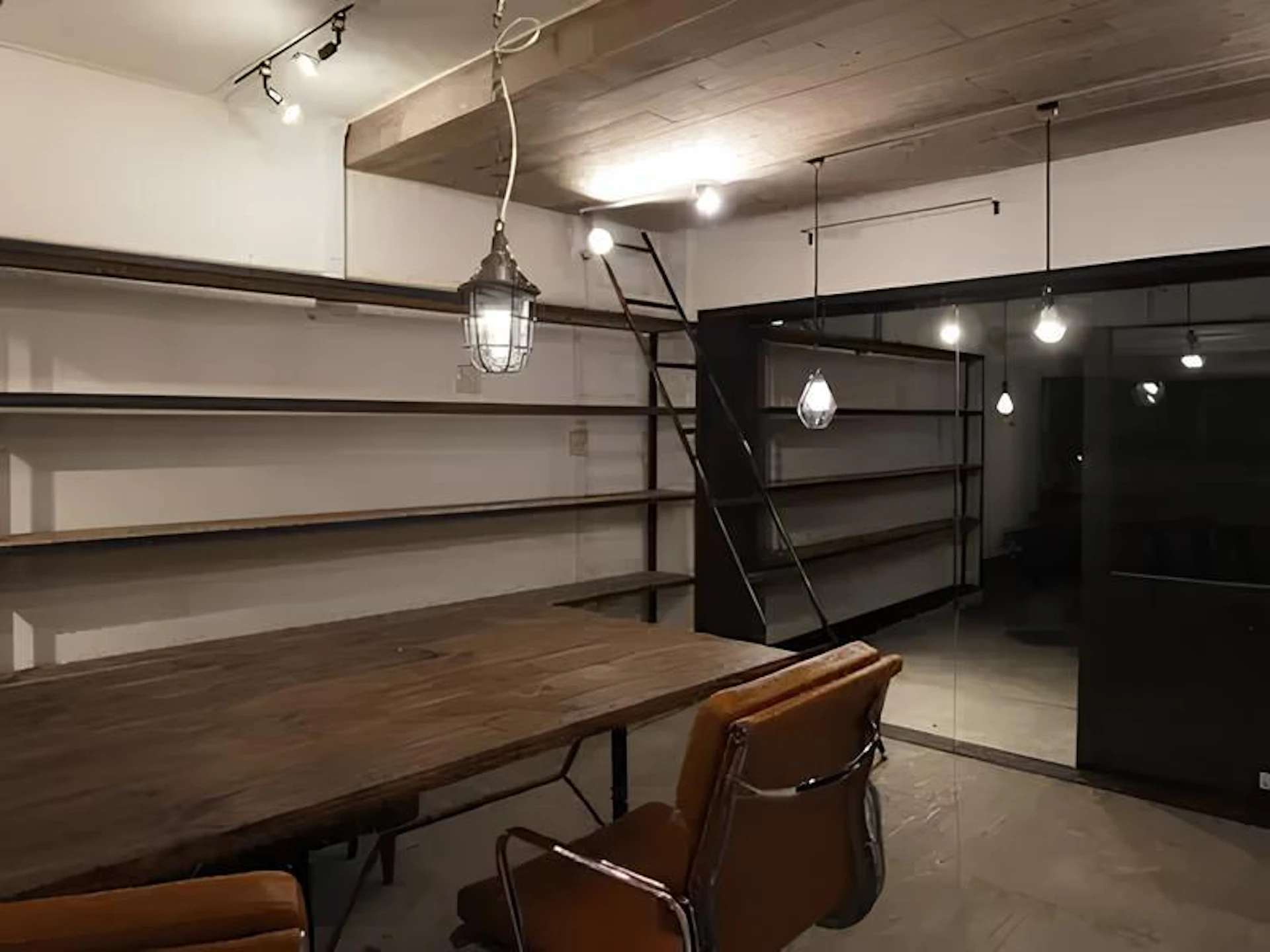 シックな色合いのオシャレなオフィス