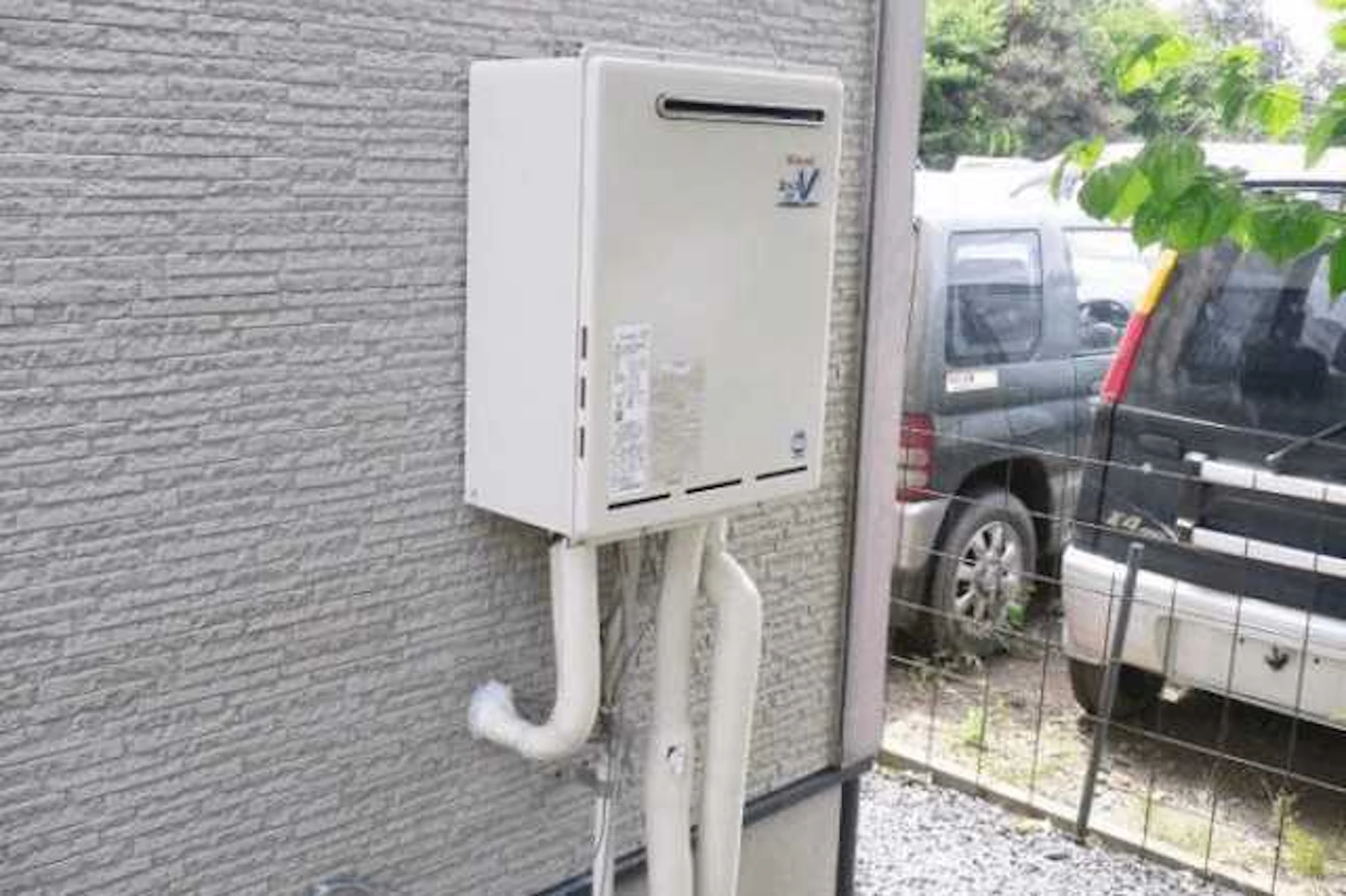外壁に取り付けられた給湯器