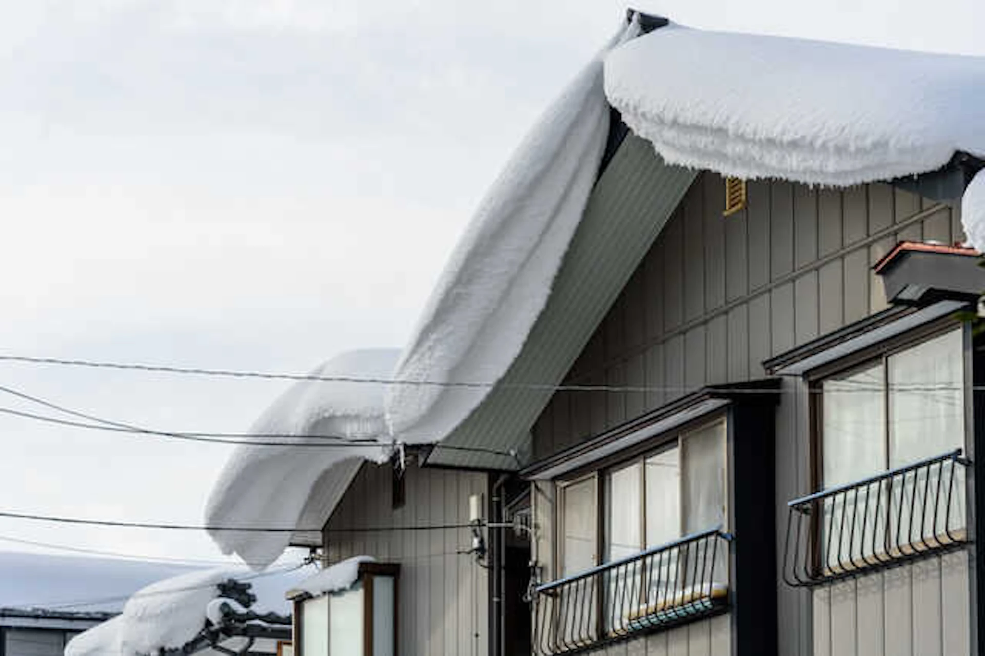 雪の重みでドアが開かなくなる/屋根が陥没する可能性がある?