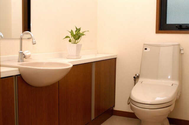 トイレの手洗いカウンターは必要？おすすめメーカー品や事例をご紹介 