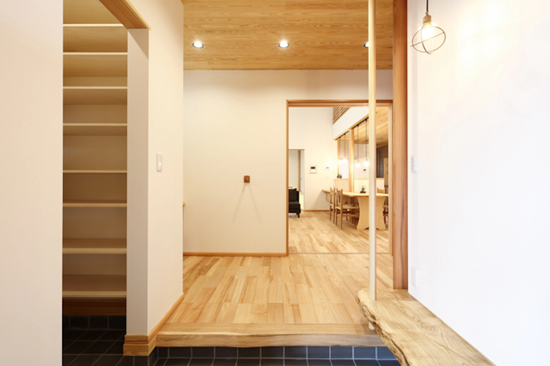 サムネイル:マンションの玄関をリフォームでおしゃれに!事例17選もご紹介