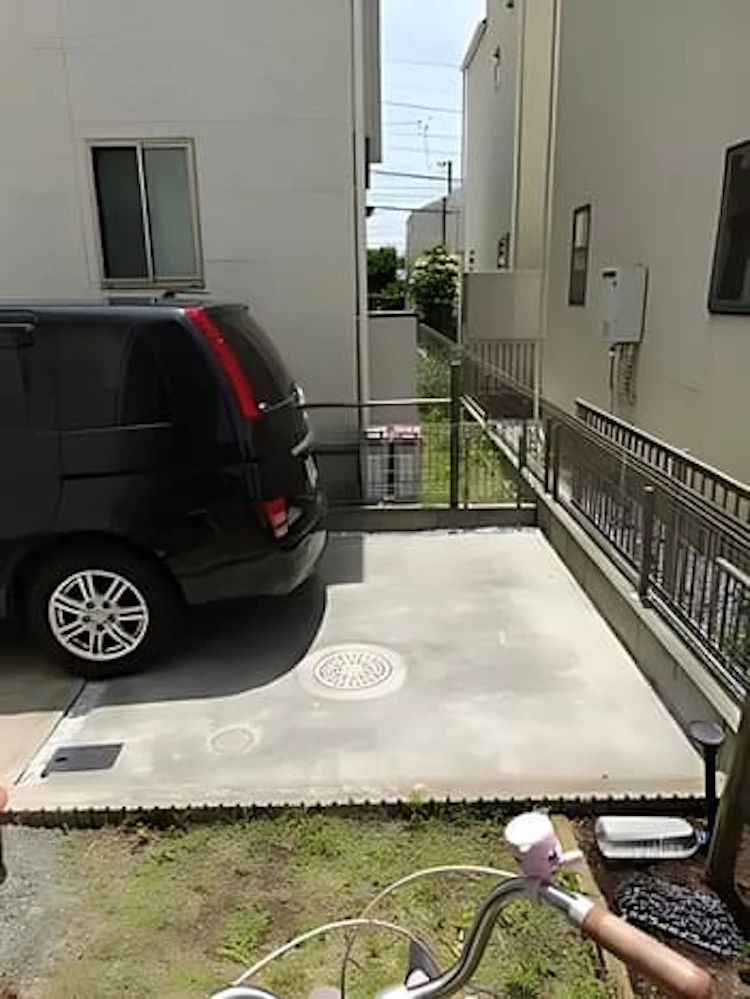 駐車場をコンクリートで施工した事例1:雑草が茂る庭からスッキリとした駐車場へリフォーム