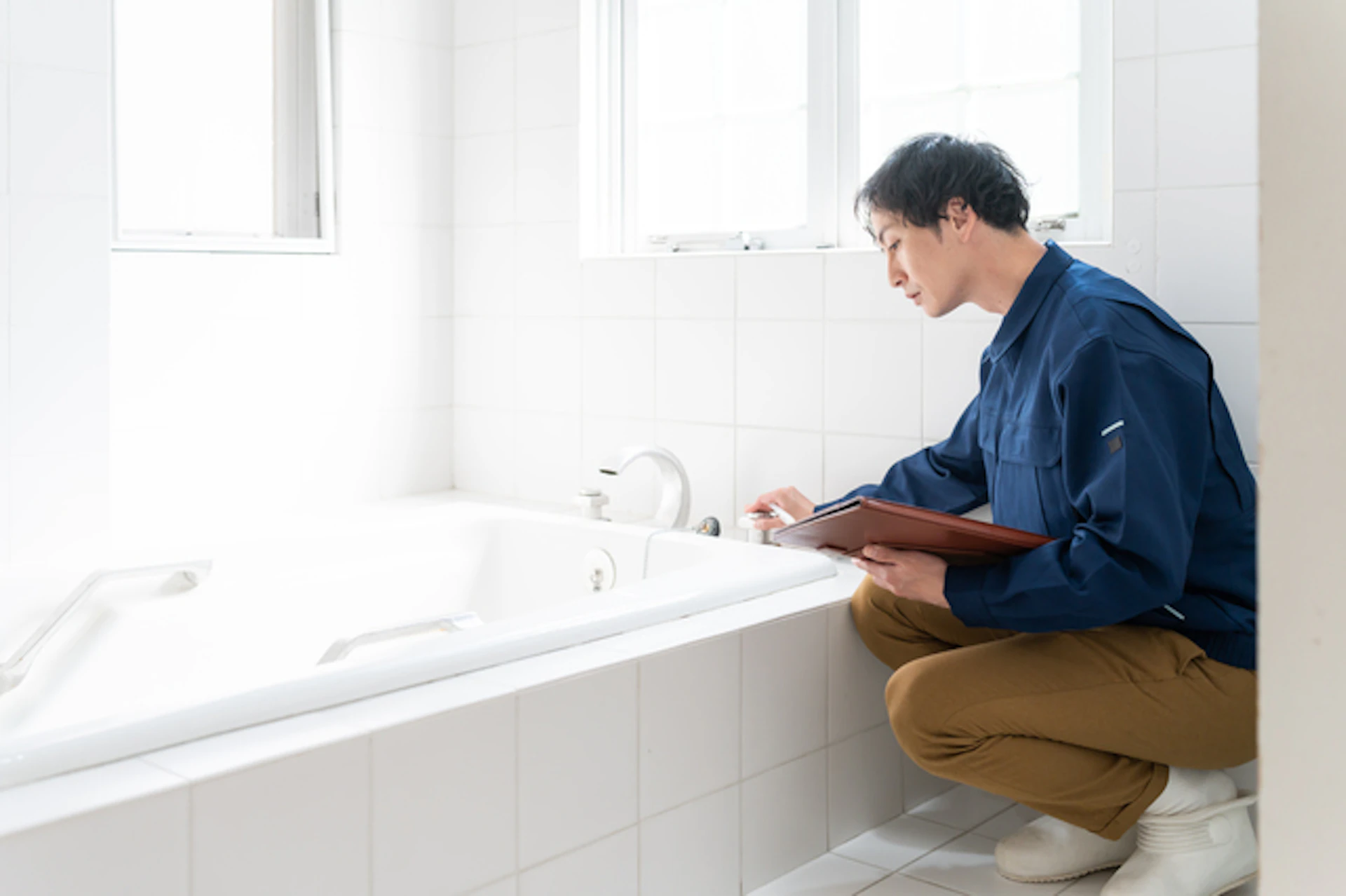 お風呂の床下から水漏れする原因は?修理方法や費用相場を徹底解説