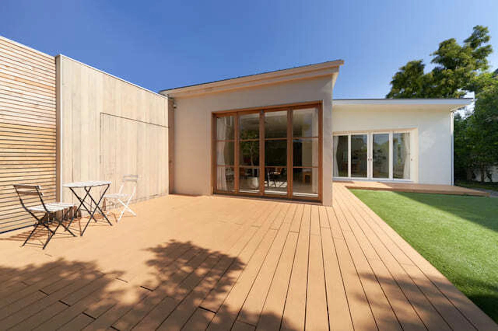 広々としたウッドデッキが青空に映える