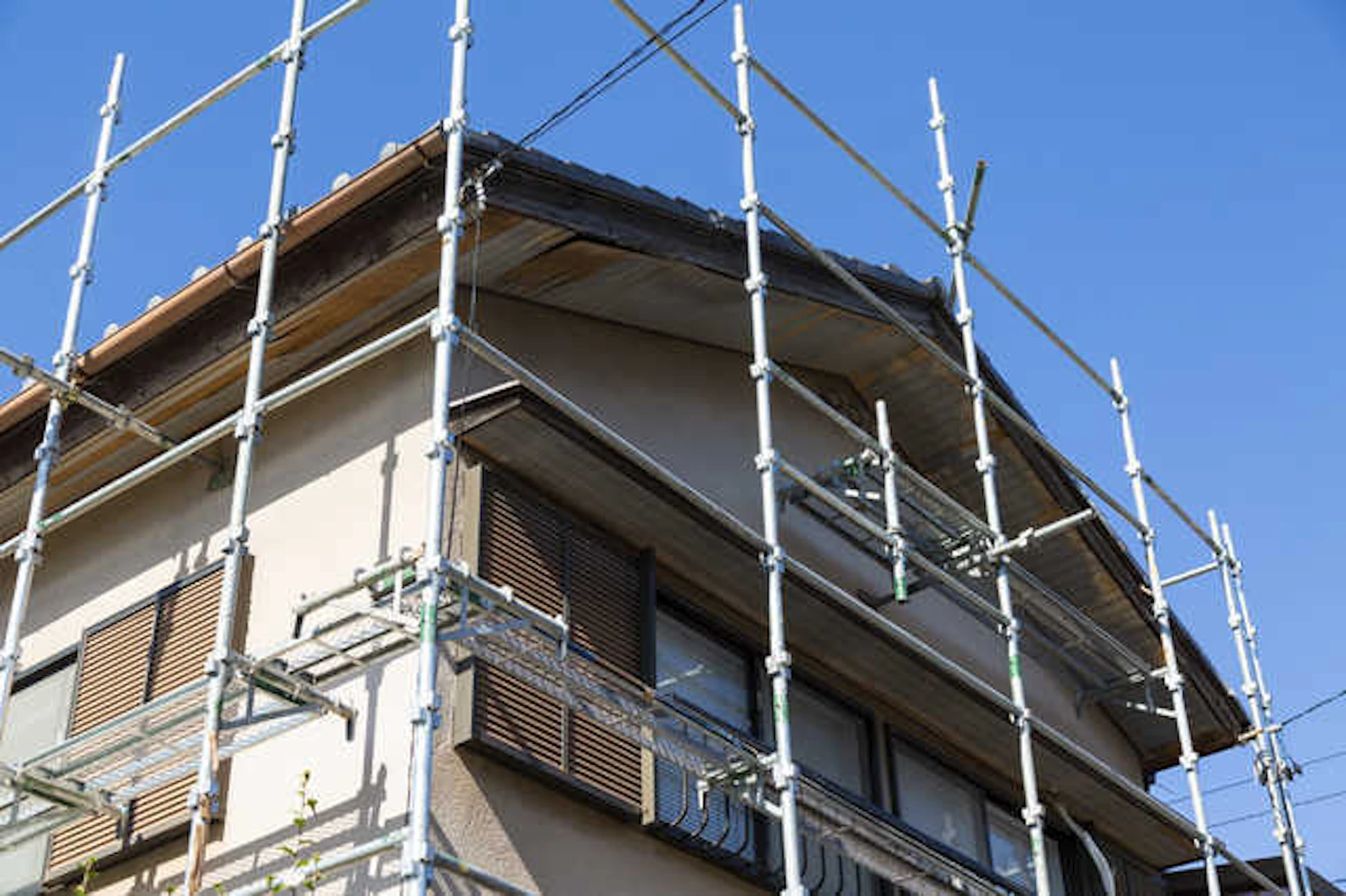 足場が組まれた家