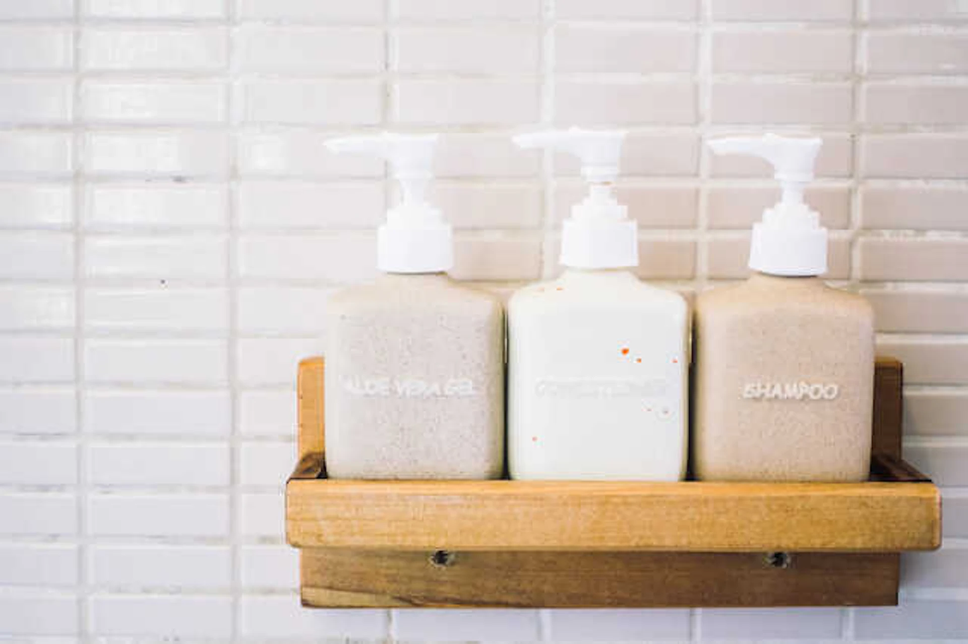 シャンプーやコンディショナーを床に直に置く