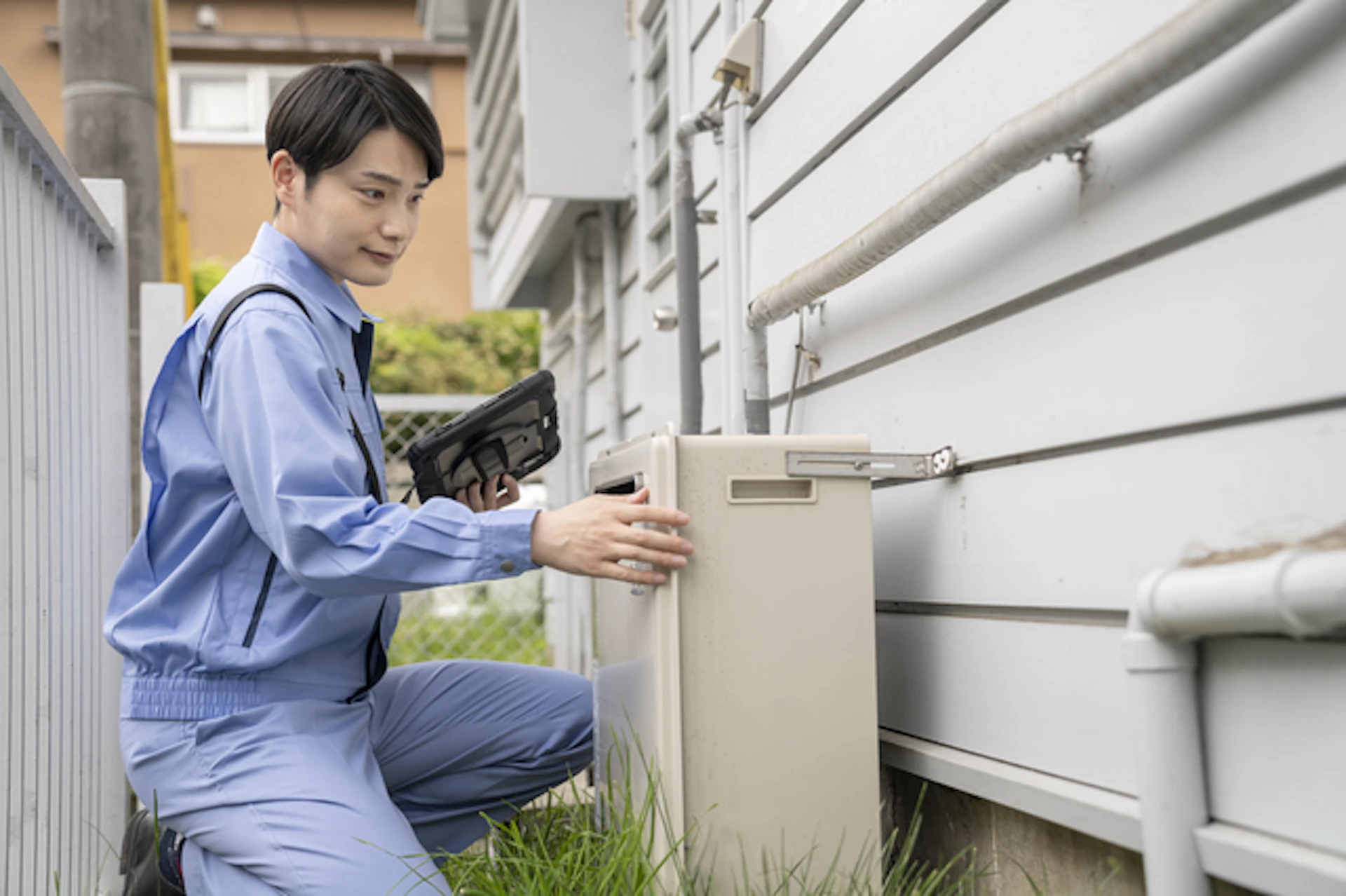 給湯器が凍結する3つの原因と対処法｜凍結防止対策や修理費用も解説
