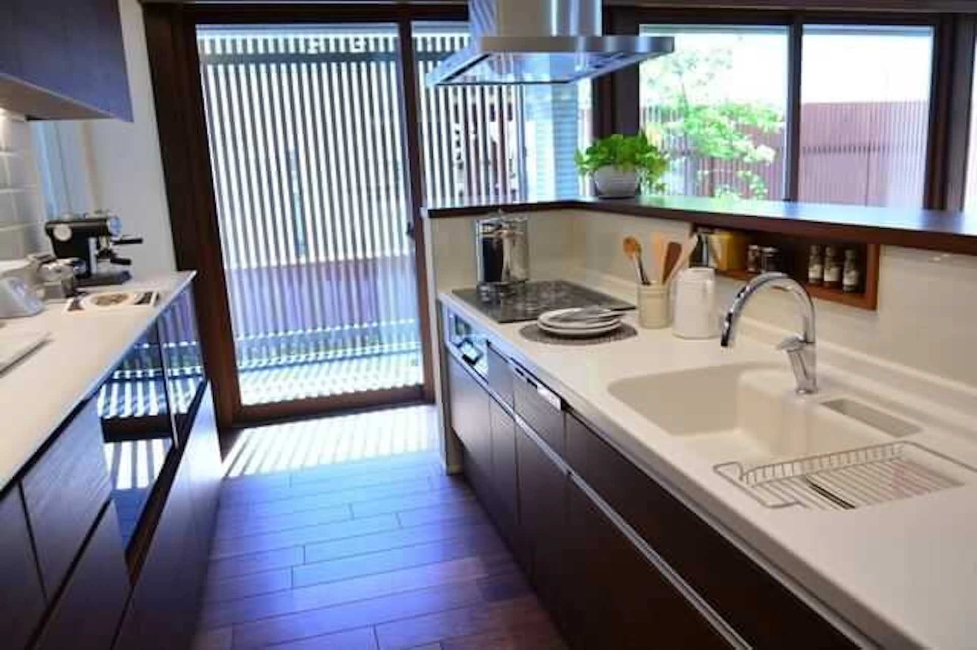 ⑩庭が見えるキッチン