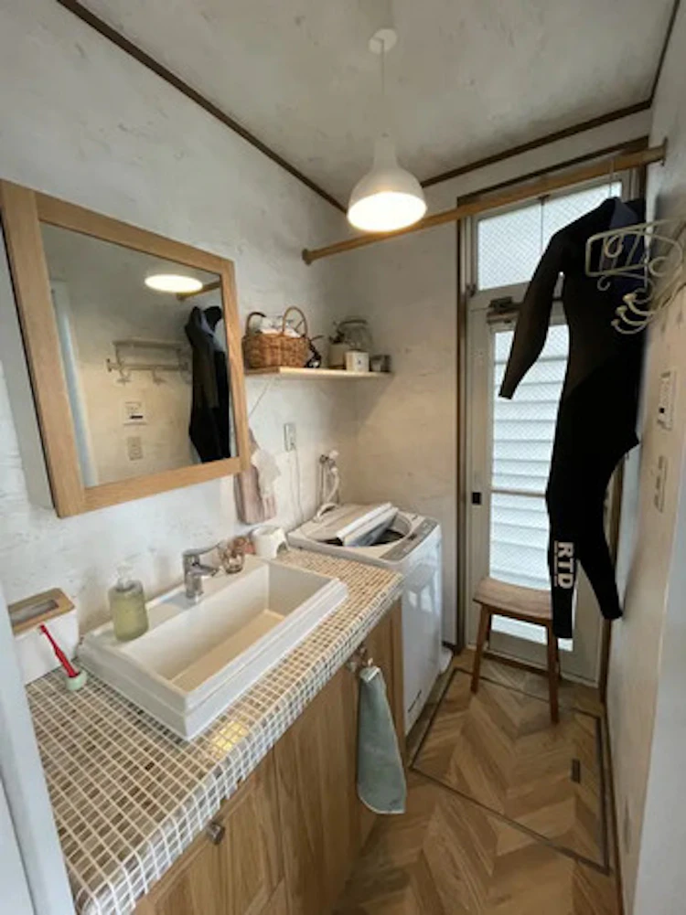 事例4 無垢の木と本物のタイルを採用したデザイン性のある洗面台