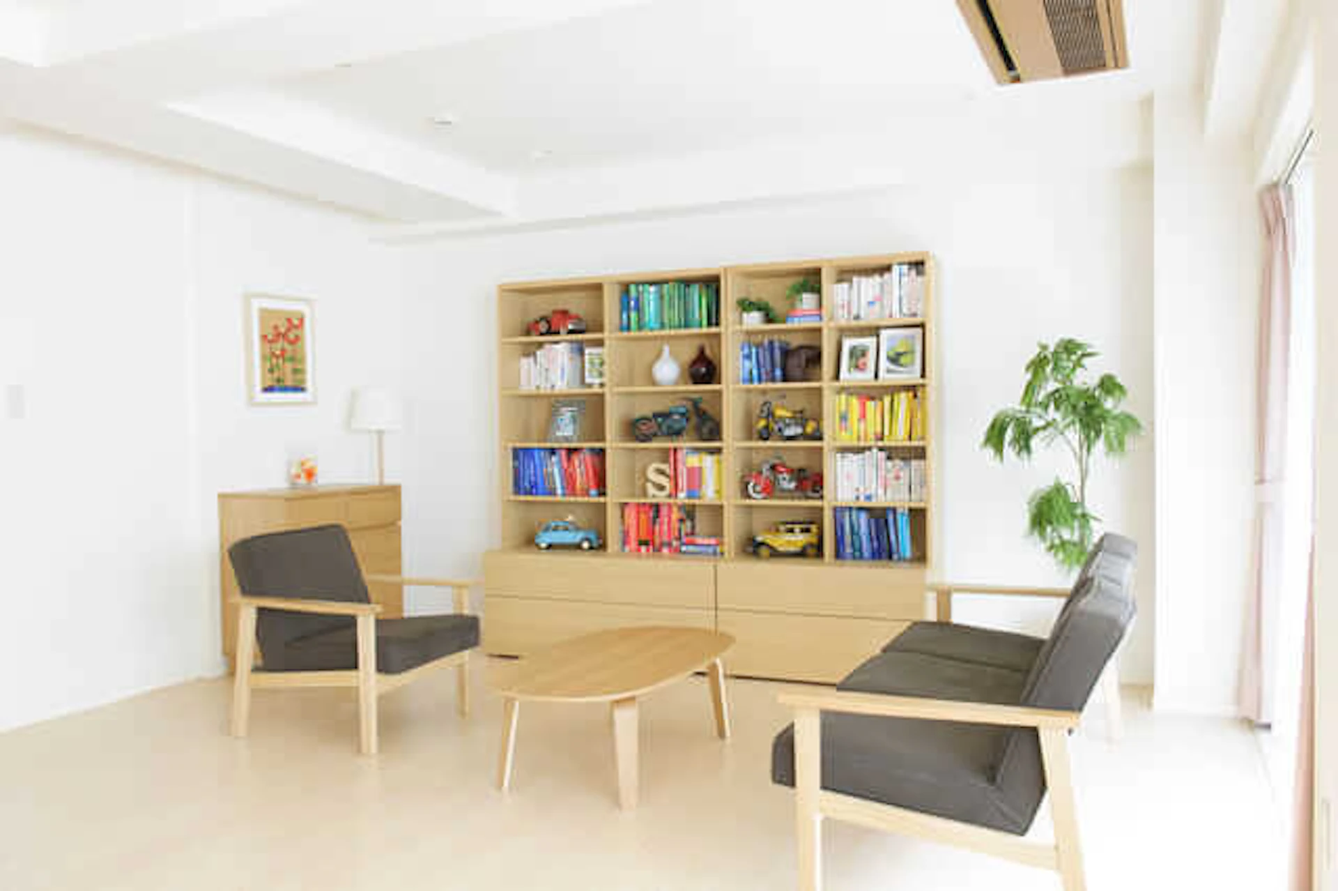 ソファはスリムタイプで