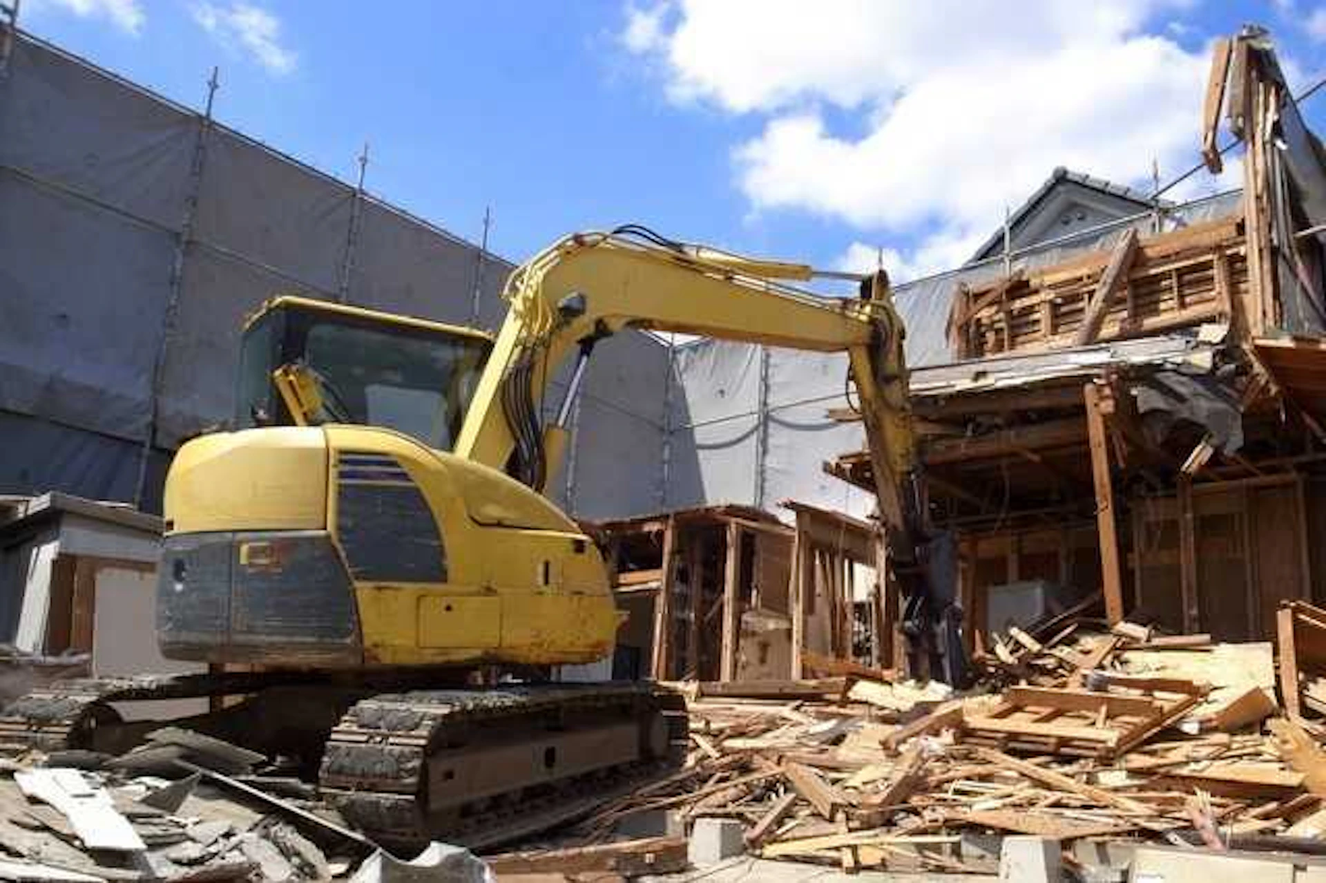 解体工事を行う