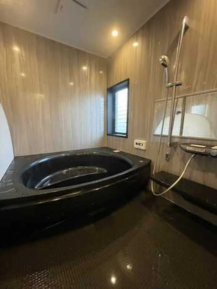 事例7 ブラックの浴槽で高級感を演出