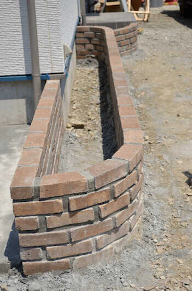 花壇をレンガで作るには