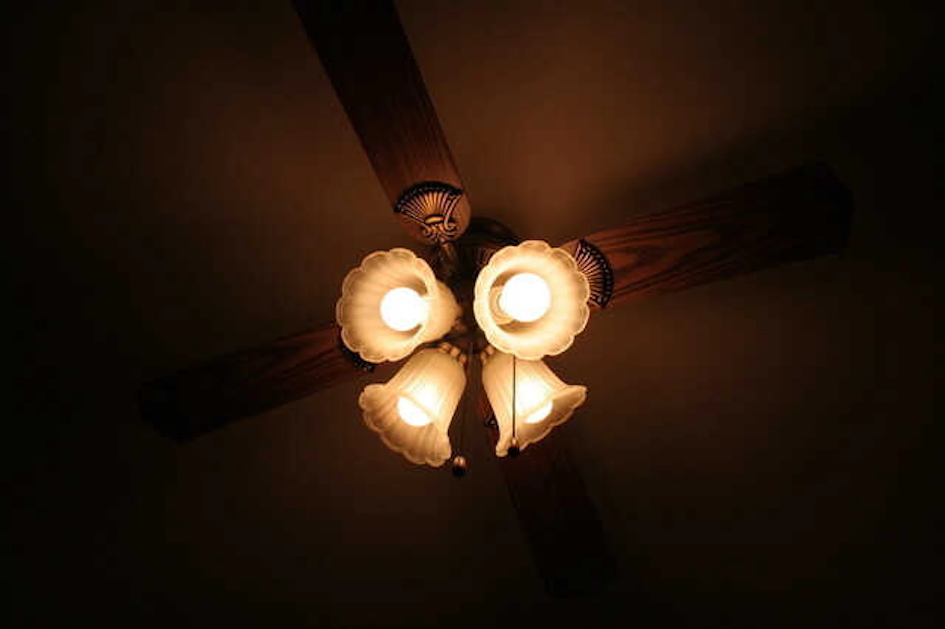 ライト付きのシーリングファン