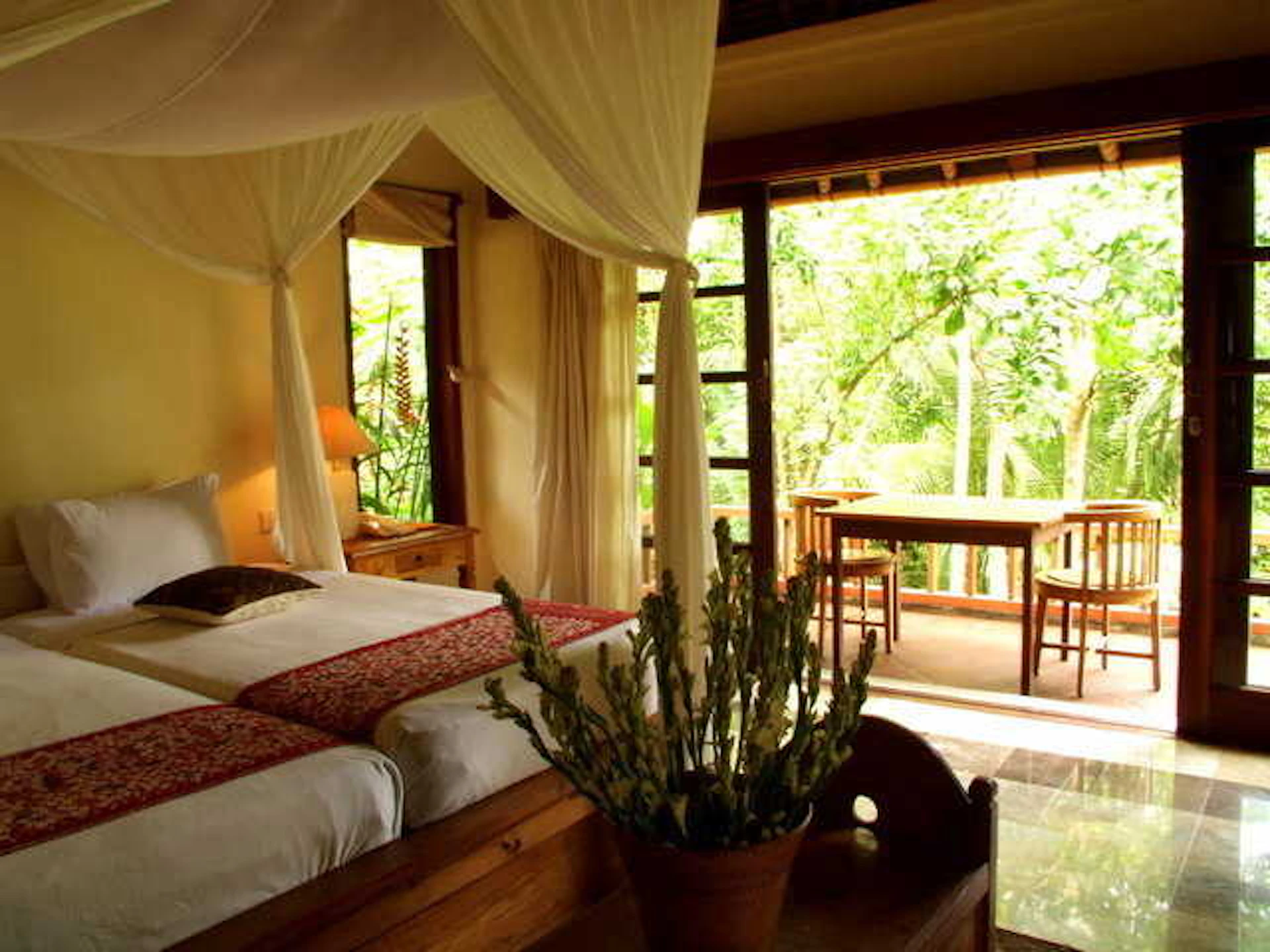 アジアンテイストの布をたくさん使用