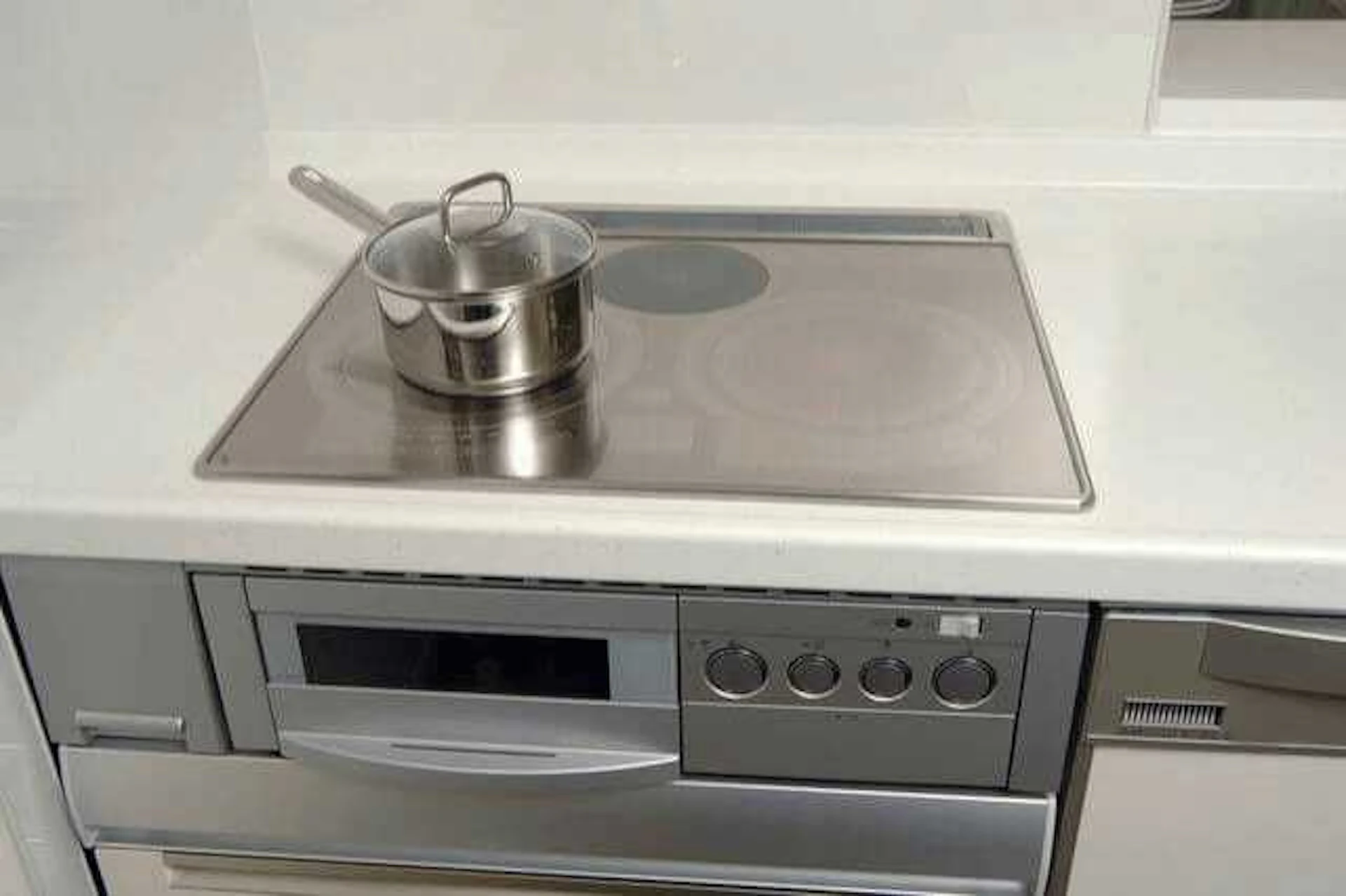 キッチンの高さを調整したい！高さを変更する費用、身長から考える標準サイズは？