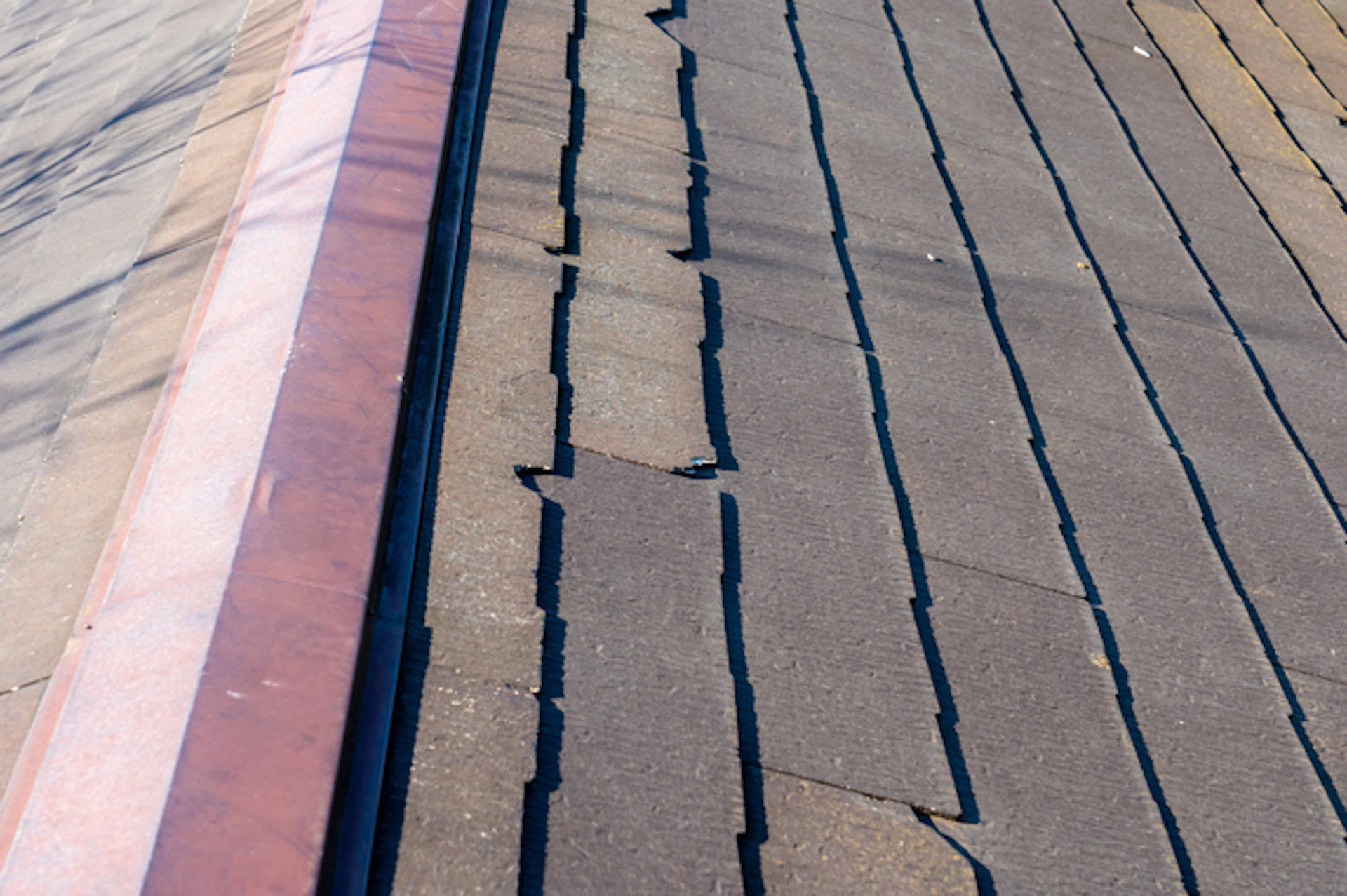 赤い棟板金の屋根