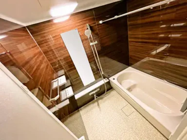 【50～100万円】高級感のあるウッドパネルの浴室へリフォーム