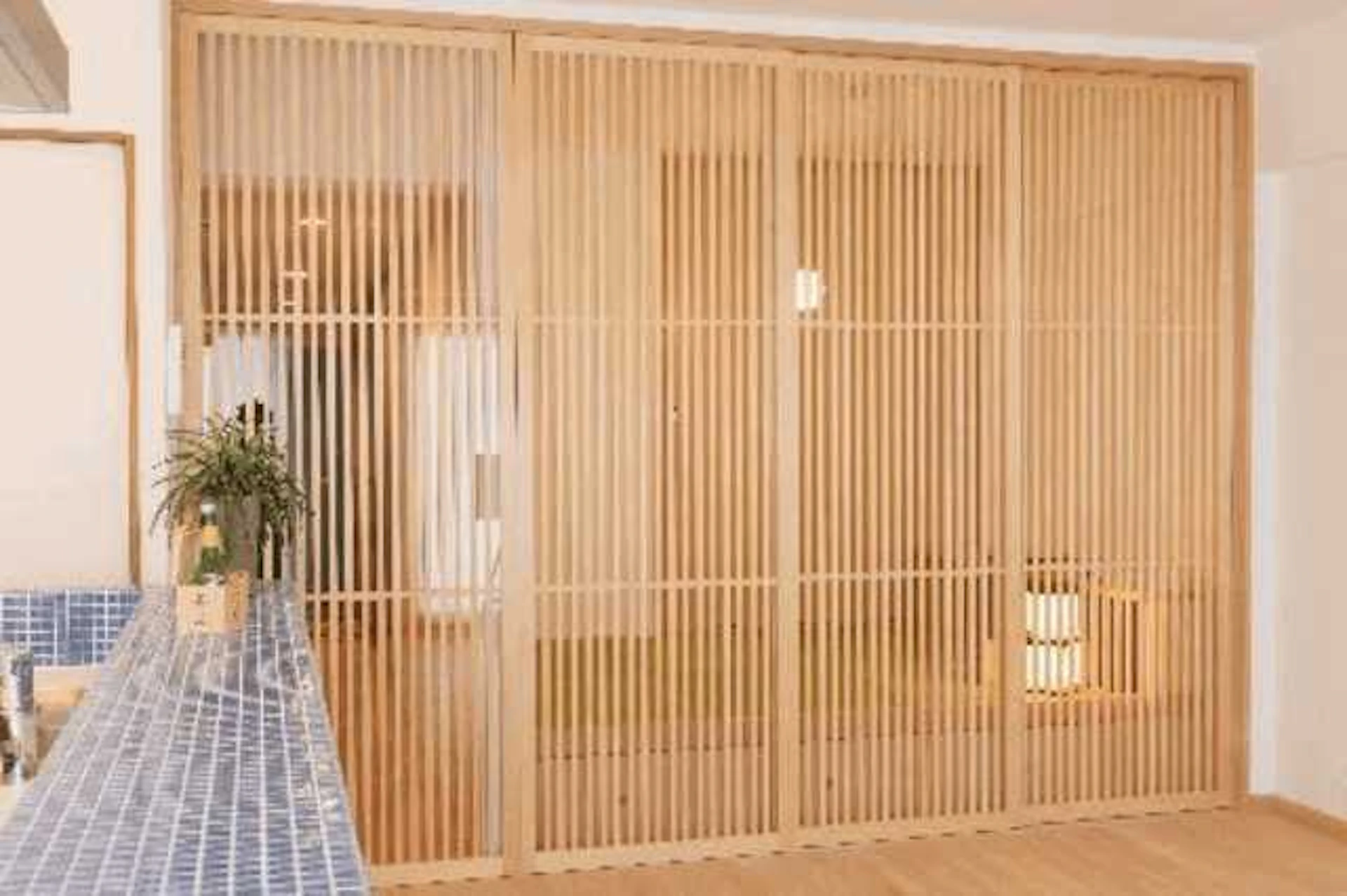 業者に、間仕切りやベビーゲートを取り付けてもらう