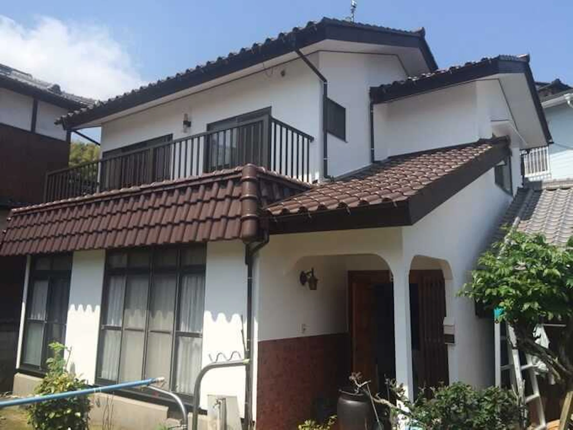 人気の屋根瓦・屋根材の色は?塗装する色によって室内の温度や遮熱効果の違いも!