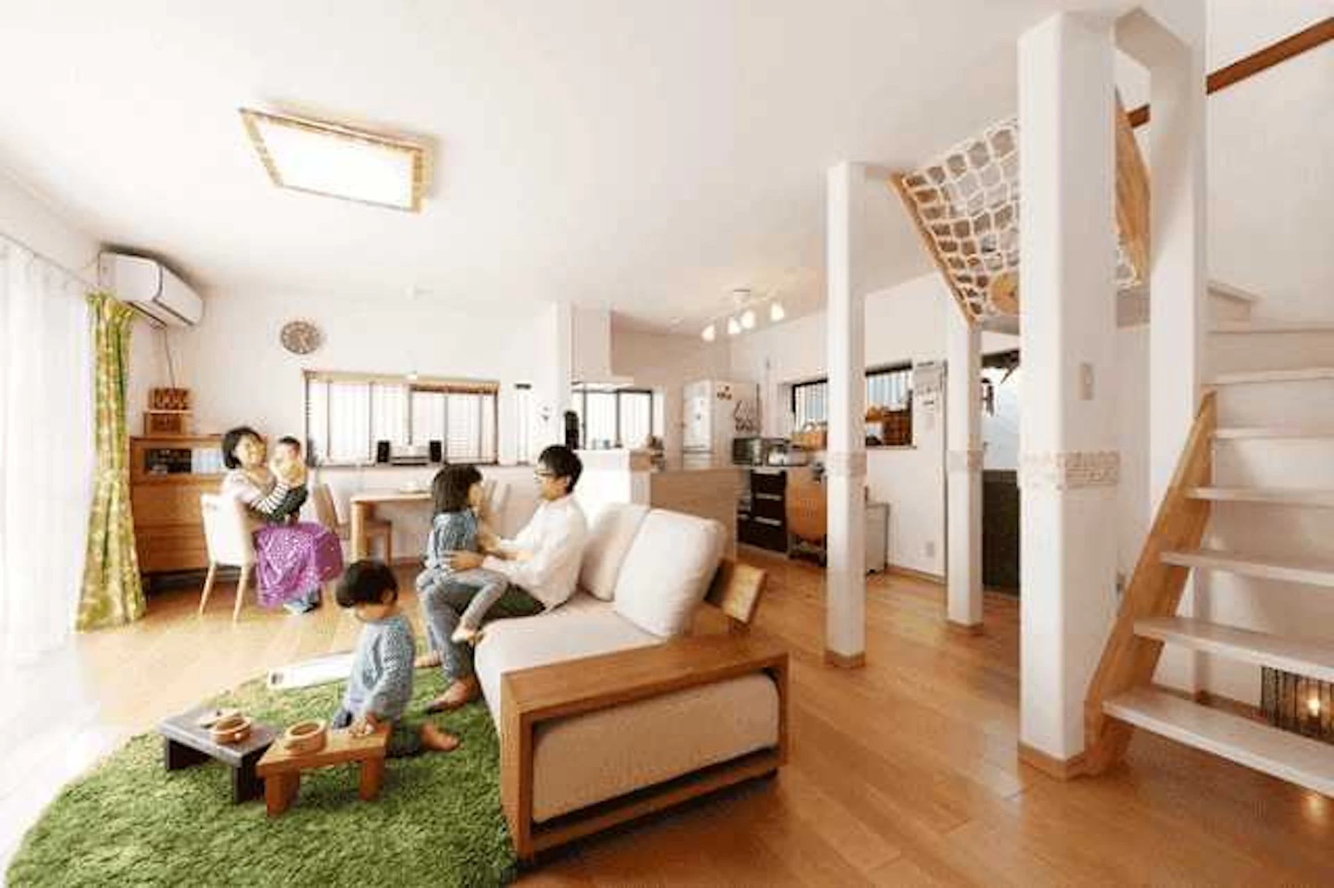 リビングの壁紙の選び方とは?リフォーム価格・おすすめコーディネート例7選+α