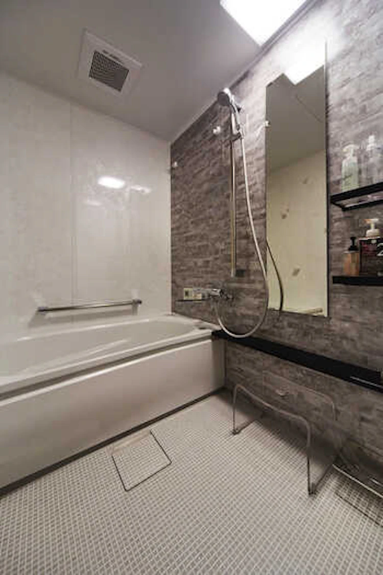 TOTOのお風呂で、人工大理石の浴槽&モザイク調の壁に