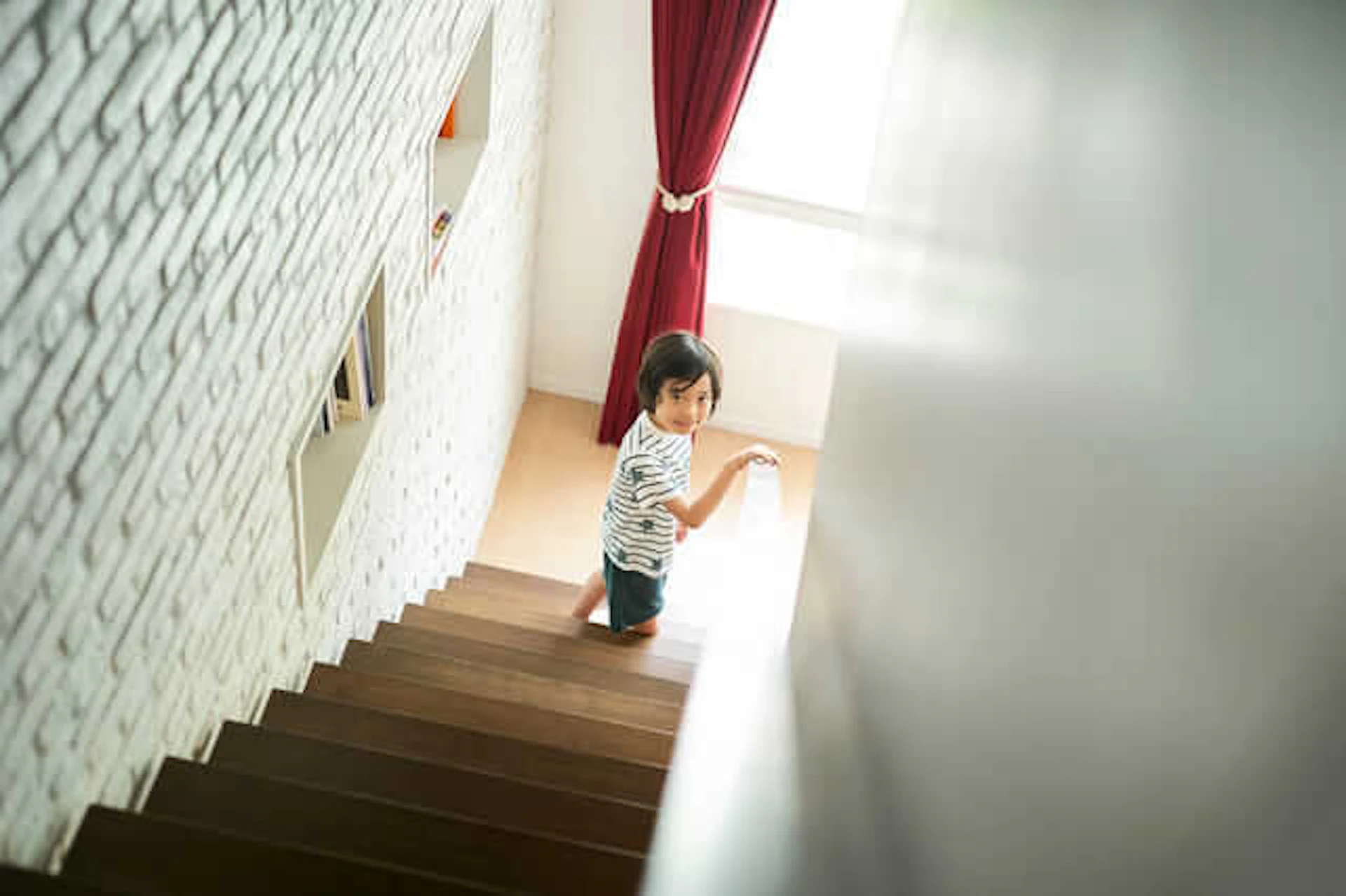 階段に手すりを取り付ける値段!DIYでも大丈夫?業者に依頼するメリット