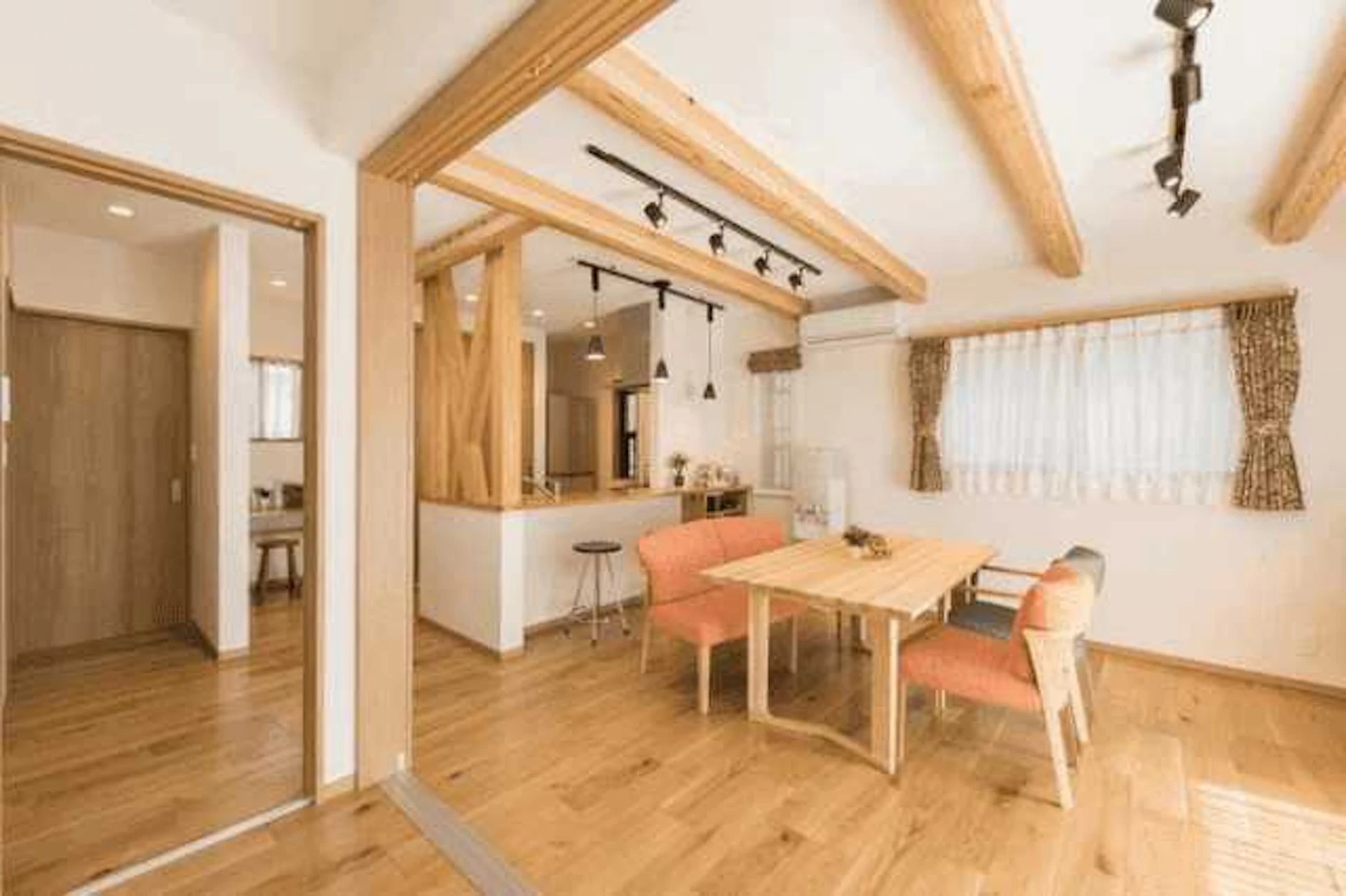 リビングの壁紙の選び方とは?リフォーム価格・おすすめコーディネート例7選+α