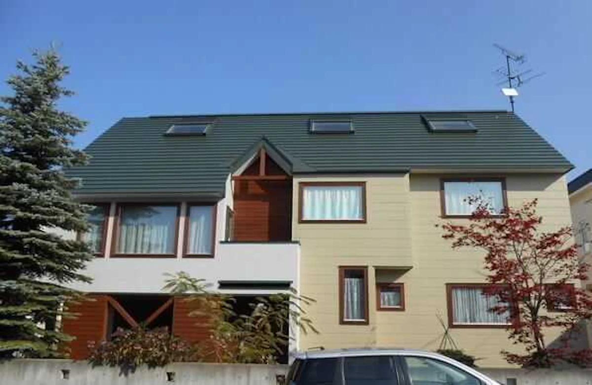 人気の屋根瓦・屋根材の色は？塗装する色によって室内の温度や遮熱効果の違いも！