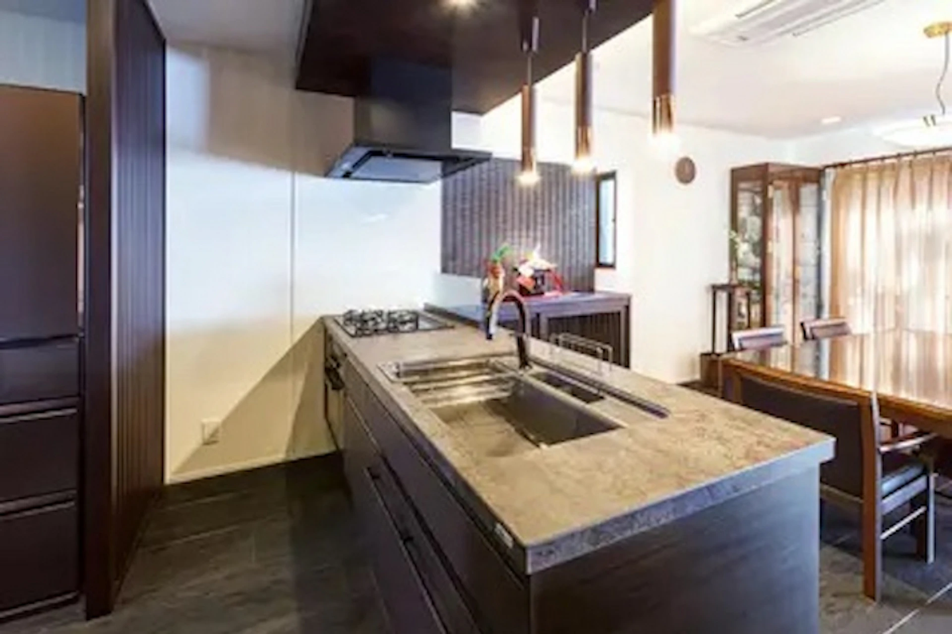 【事例⑦】ブラウン素材とペンダント照明を使った対面キッチン