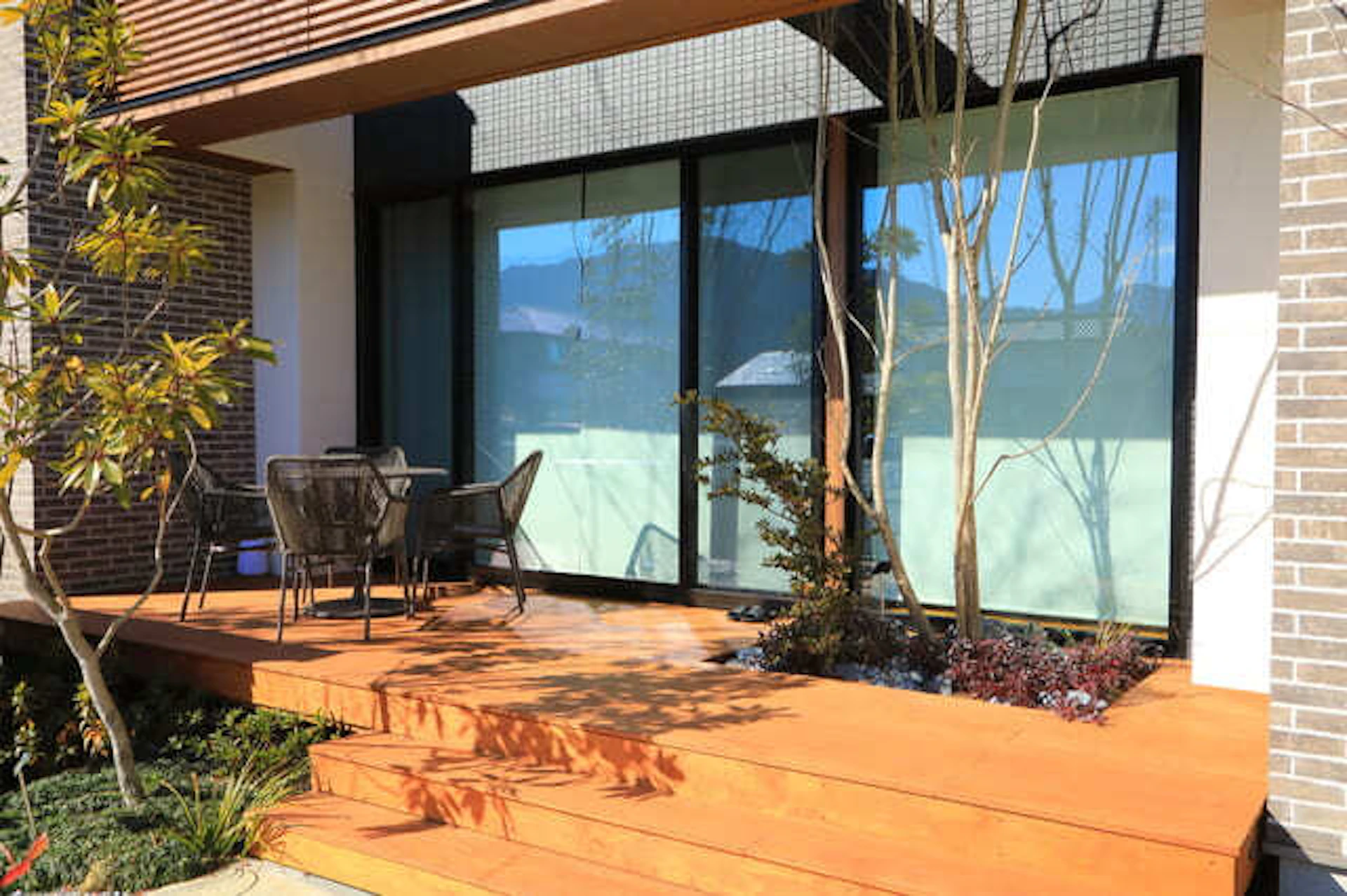 木に囲まれたウッドデッキ