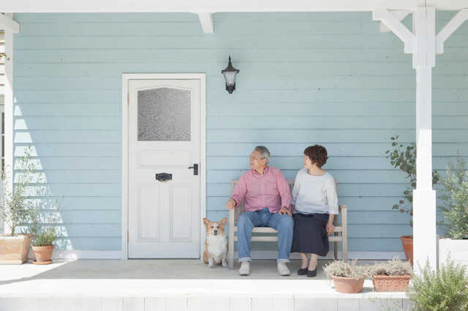 サムネイル:外国のポーチをお手本に♪玄関先のくつろぎスペースを作ってみよう