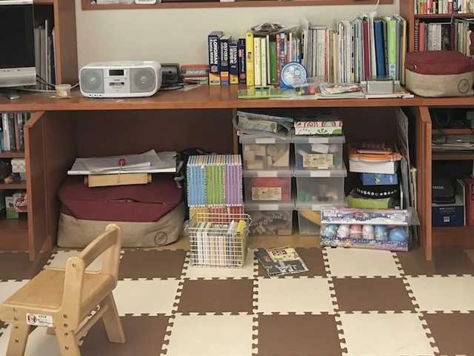 NG例①:積み重なっており、モノの出し入れがしにくい 【Before】