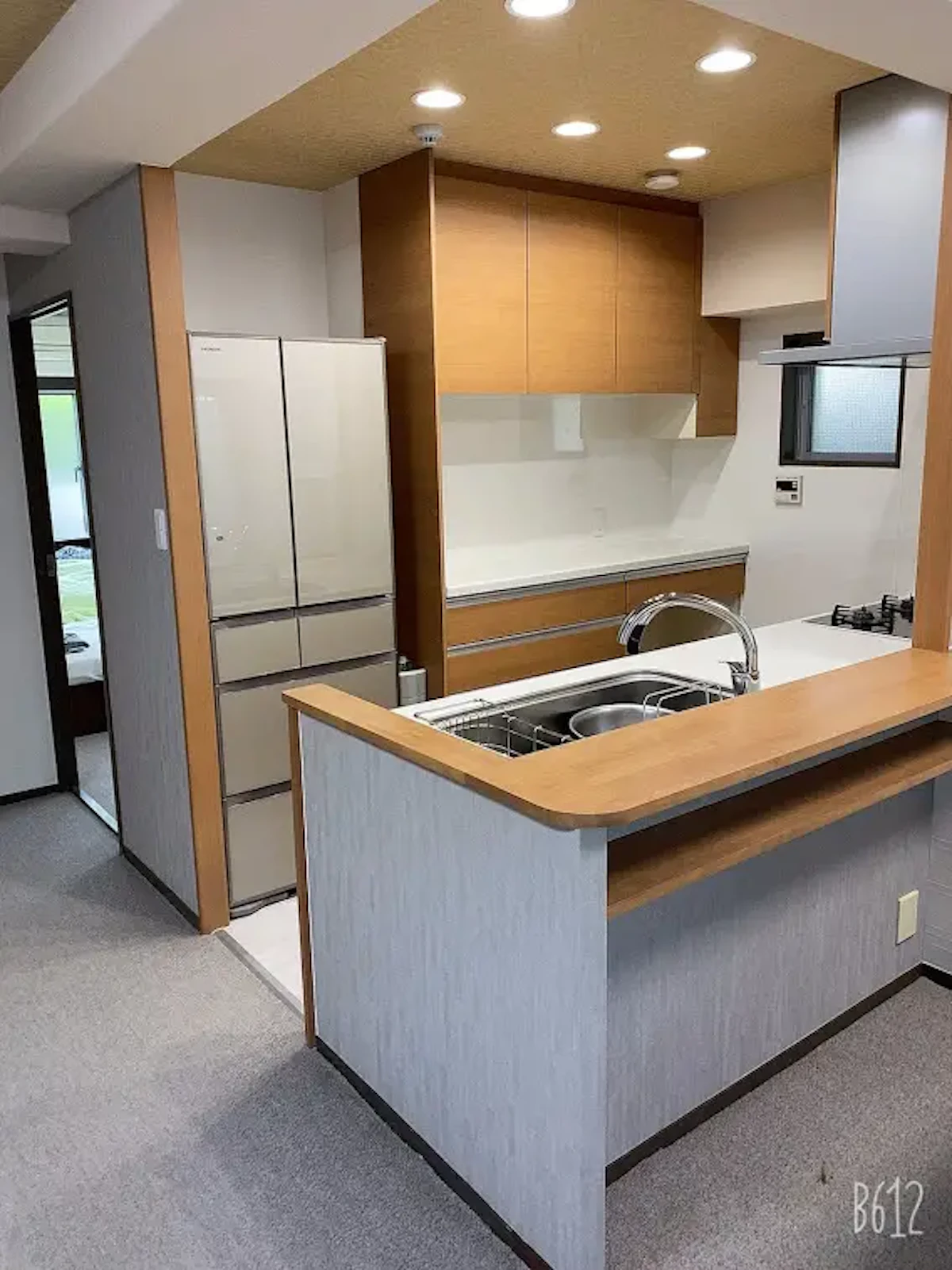 事例3:木目のカップボードで使いやすいおしゃれなキッチン