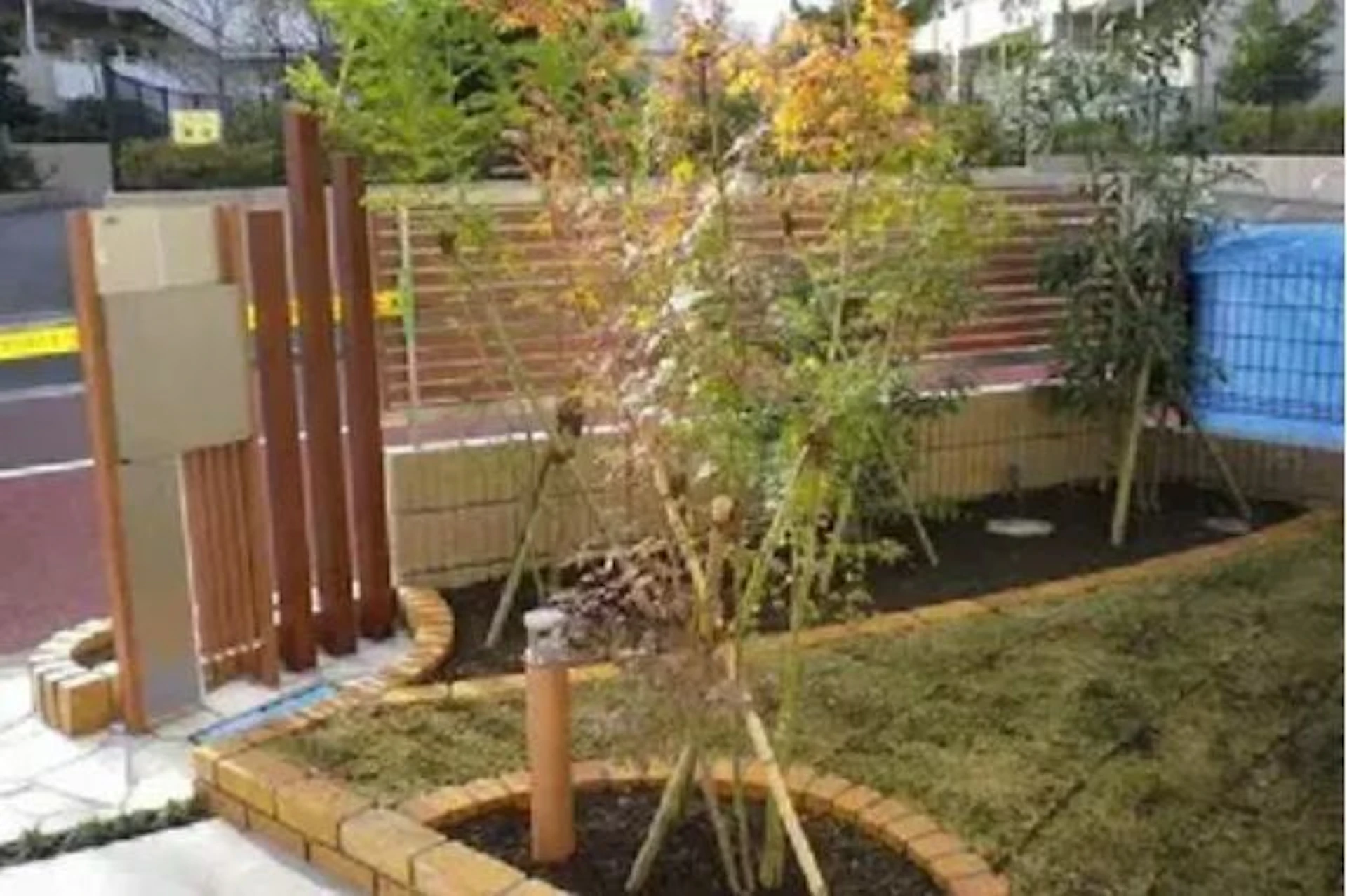 木目調の暖かな雰囲気のフェンス