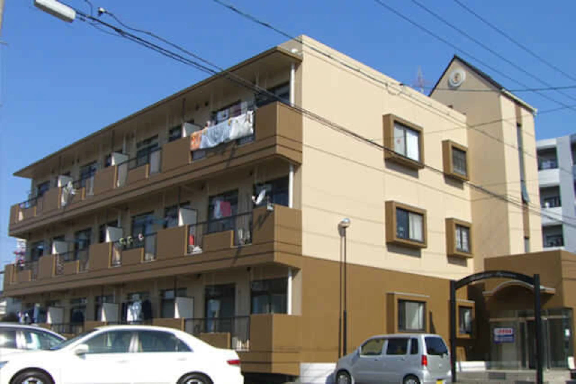 【相場を知って損しない】アパート外壁塗装の費用・耐用年数!事例も公開