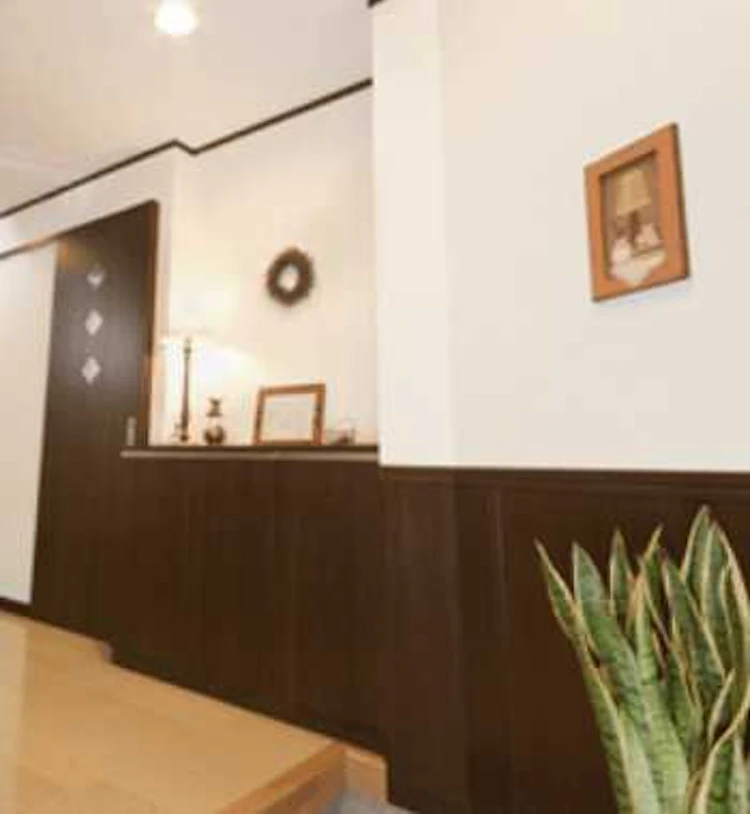 玄関の壁紙クロスの選び方・張り替えの値段・おしゃれな施工例をご紹介