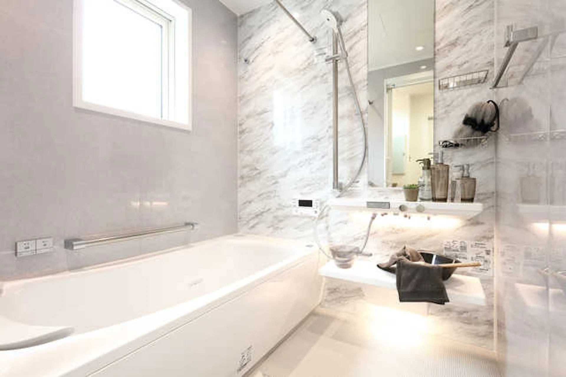 サムネイル:システムバスとユニットバスの違いは?費用相場や補助金、施工事例もご紹介