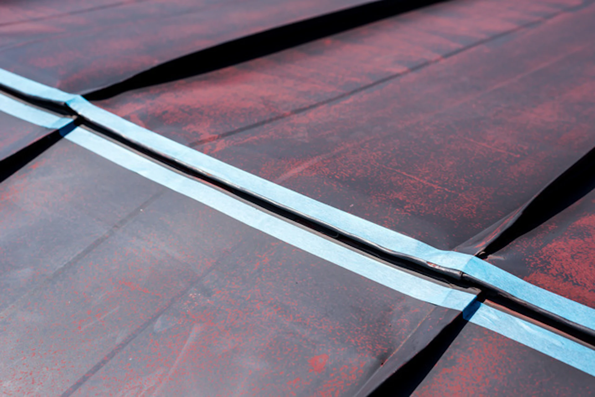 棟板金の外れた屋根