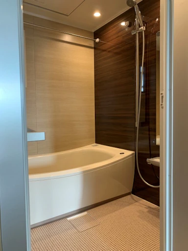 【50〜100万円】ホワイトで統一感のある、シンプルでお洒落なユニットバスルーム  【100〜150万円】マイクロファインバブルで毎日の入浴時間をワンランクアップ！