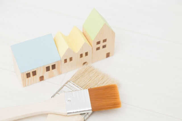 横に並んだ住宅と2つのハケが写っている写真