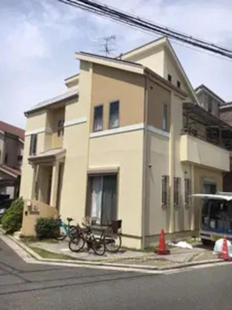 事例2: 艶消しベージュ系に塗装した外壁の事例