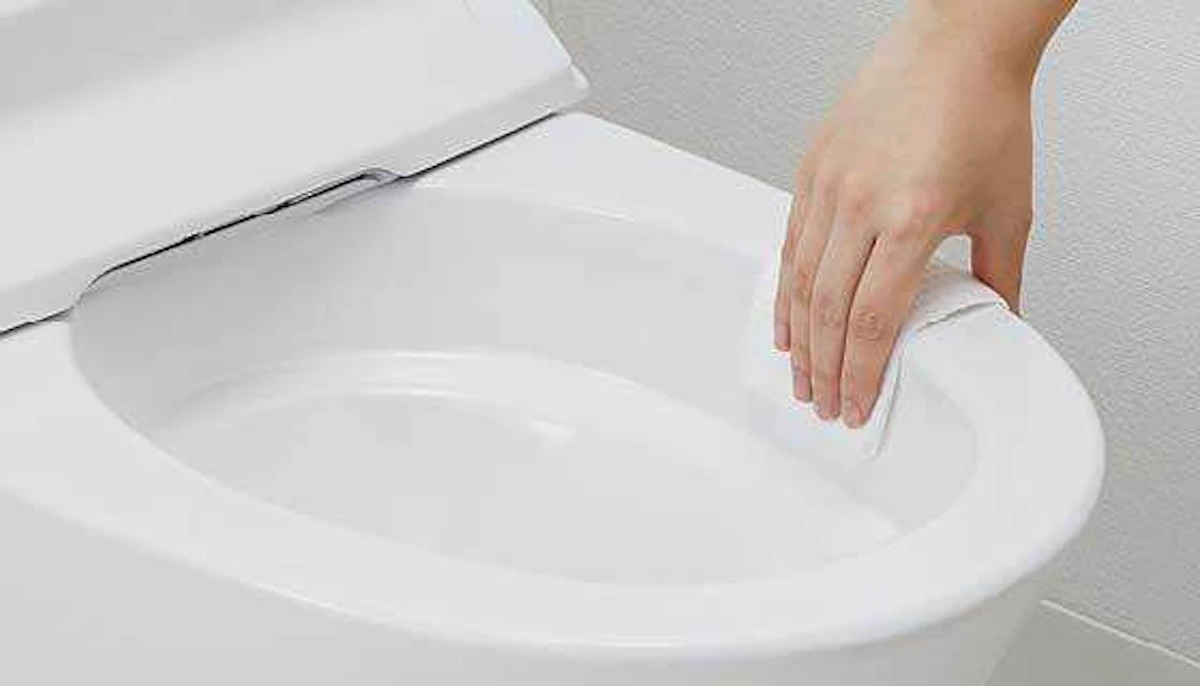 壁便器のフチをサッとひと拭き