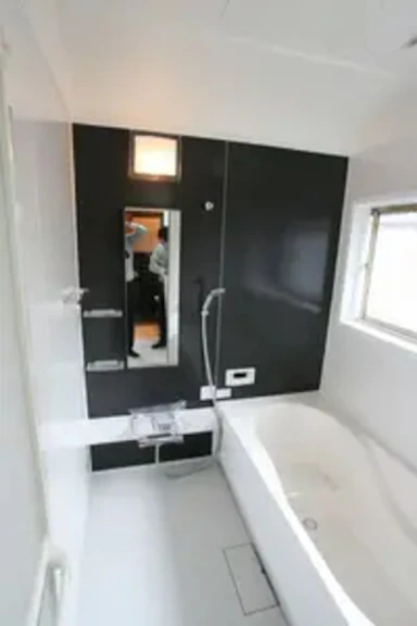 モノトーンで明るい浴室